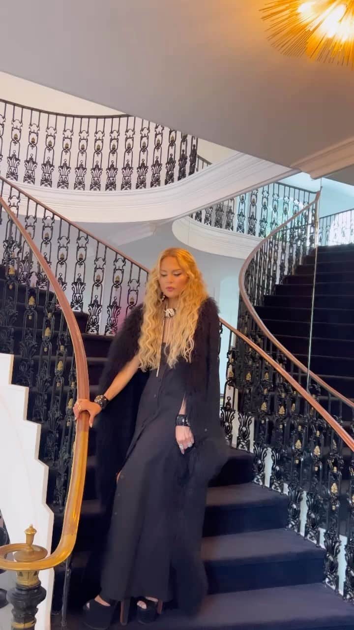 レイチェル・ゾーのインスタグラム：「A night to remember with @chanelofficial #chanelcruise 🤍🖤🤍🖤」