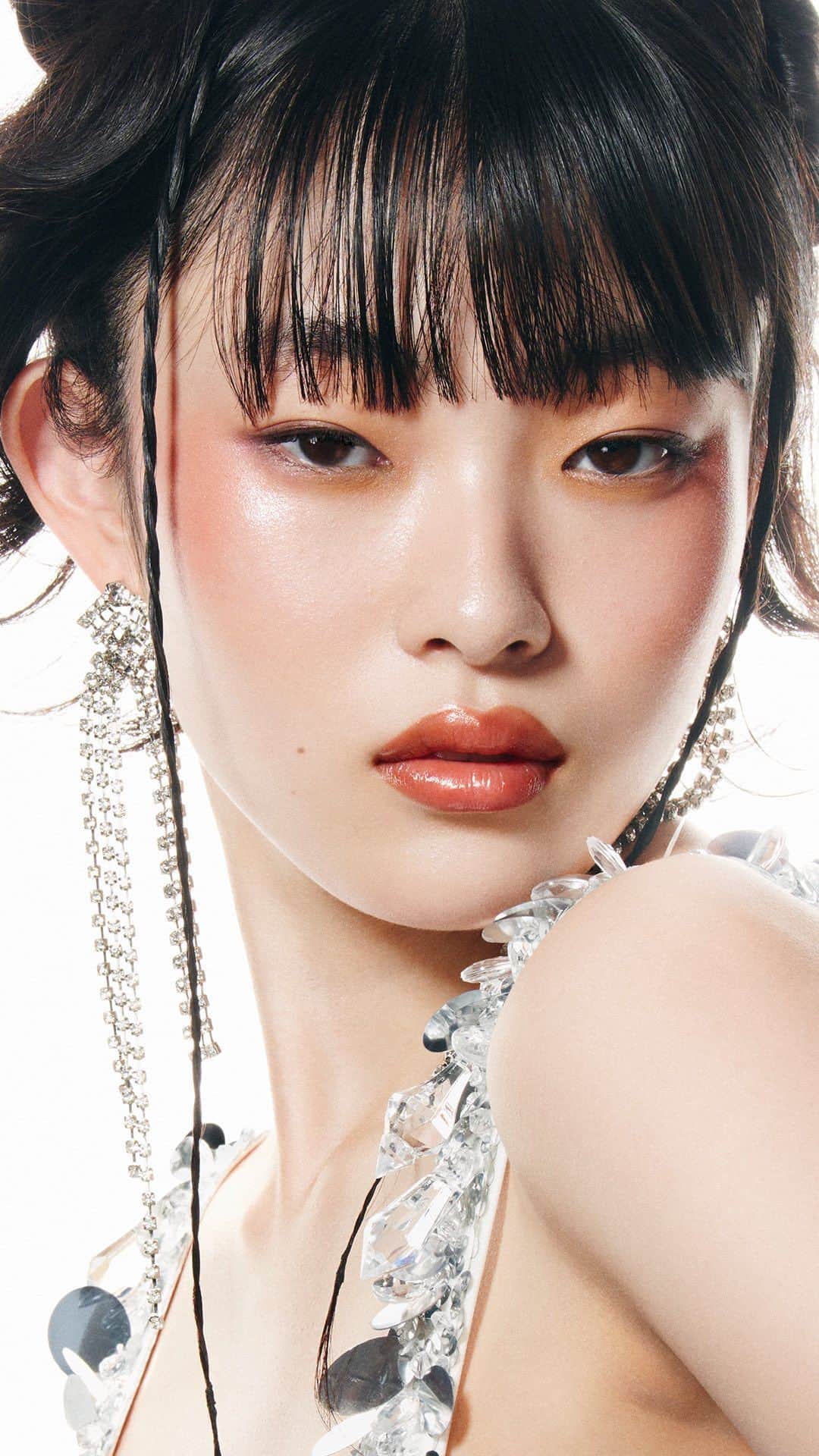 M∙A∙C Cosmetics Japanのインスタグラム：「M･A･Cが提案する2023S/Sメイクアップトレンド 重ねるほど、艶めくツヤ肌ルック #GLOWSTACK 💎  ツヤ感のあるアイテムを自由に重ねて、 どんな角度からもうるおいに満ちたあなただけの美しいツヤめきを見つけて✨  ＼明日 #GLOWSTACK キャンペーンスタート／ 5/12(金)からの期間中、キャンペーン対象製品を含む、税込9,900円以上のお買い上げでプレゼント！ 数量限定でなくなり次第終了となります。 ※店舗とオンラインではプレゼントの内容が異なります。  【対象製品】 ・# 170 シンセティック ラウンド スラント ブラシ ・M·A·C プレップ プライム リップ ・グロー プレイ ブラッシュ ・グロー プレイ リップ バーム ・ダズルシャドウ リキッド ・ライトフル C+ ティンティッド プライマー SPF 45 ・ライトフル C3 ラディアント ハイドレーション クリーム ・ライトフル C3 ラディアント ハイドレーション スキン エマルジョン ・ライトフル C3 ラディアント ハイドレーション スキン ローション ・ラスターガラス リップスティック ・M·A·C プレップ プライム リップ (限定パッケージ)  【対象店舗別プレゼント内容】 🎁M·A·C カウンター (対象店舗) : ライト付きオリジナルミラー 対象店舗 : 札幌大丸、新宿伊勢丹、ルミネエスト新宿、池袋西武、銀座三越、渋谷西武、北千住マルイ、 横浜高島屋、千葉そごう、JR名古屋高島屋、名古屋松坂屋、梅田阪急、心斎橋大丸、 あべのハルカス近鉄本店、大阪高島屋、神戸大丸、JR京都伊勢丹、京都高島屋、福岡岩田屋、鶴屋  🎁公式オンラインショップ : オリジナルポーチ & ハイパーリアル セラマイザー デラックスサンプル 4mL  #MACTrend  #MACコスメ #MACライトフルC #MACグロープレイ #グロースキン #MACラスターガラス #ガラスリップ」