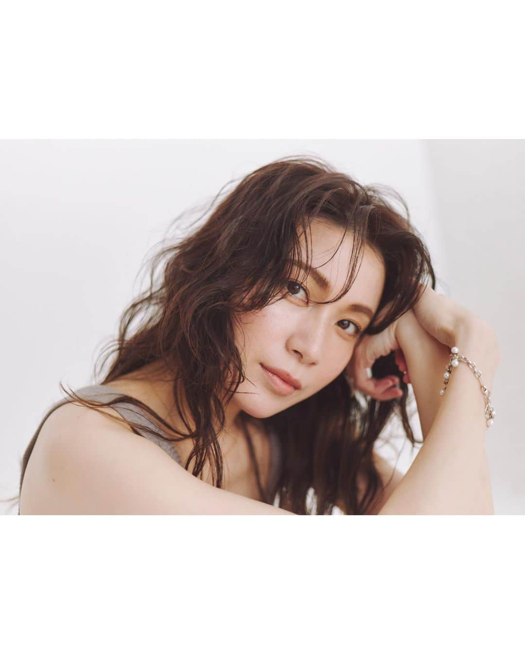 村川絵梨さんのインスタグラム写真 - (村川絵梨Instagram)「🤎  photographer📷  @airguitar_junjun さん hair and makeup💄 @akamatsueri さん stylist👗 @yusukearimoto さん」5月11日 13時50分 - eri_murakawa_official