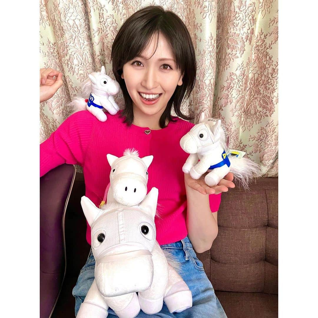 横山ルリカさんのインスタグラム写真 - (横山ルリカInstagram)「. 我が家の白い子たち🦄🦄🦄🦄 いつか芝生に4頭並べてみたいです☺️  #ソダシ #🤍🤍🤍  今日は19:15過ぎ頃〜TOKYO FM🎧 【Skyrocket Company】🚀 スカロケ競馬部🏇  ぜひ、お聴きください♬  #ヴィクトリアマイル #TOKYOFM #SkyrocketCompany #スカロケ #JRA」5月11日 13時43分 - rurika_yokoyama_official