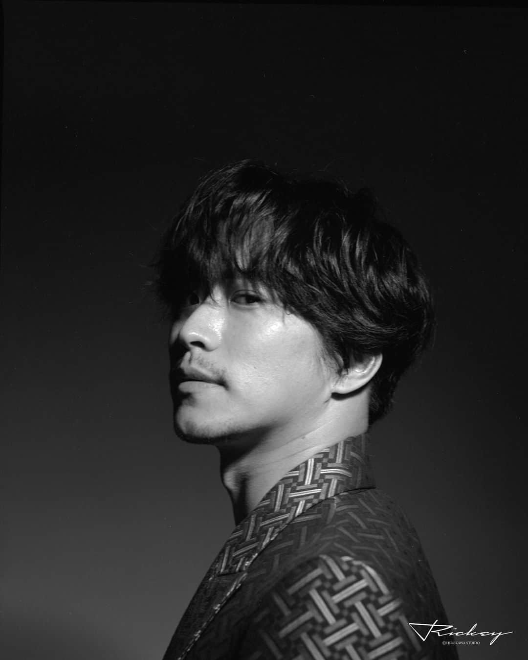 田中啓太のインスタグラム：「🖤  Film Photo by RICKEY HIROKAWA (フィルムアーティスト) @rickeyhirokawa  hair make by @yo_da_hm」
