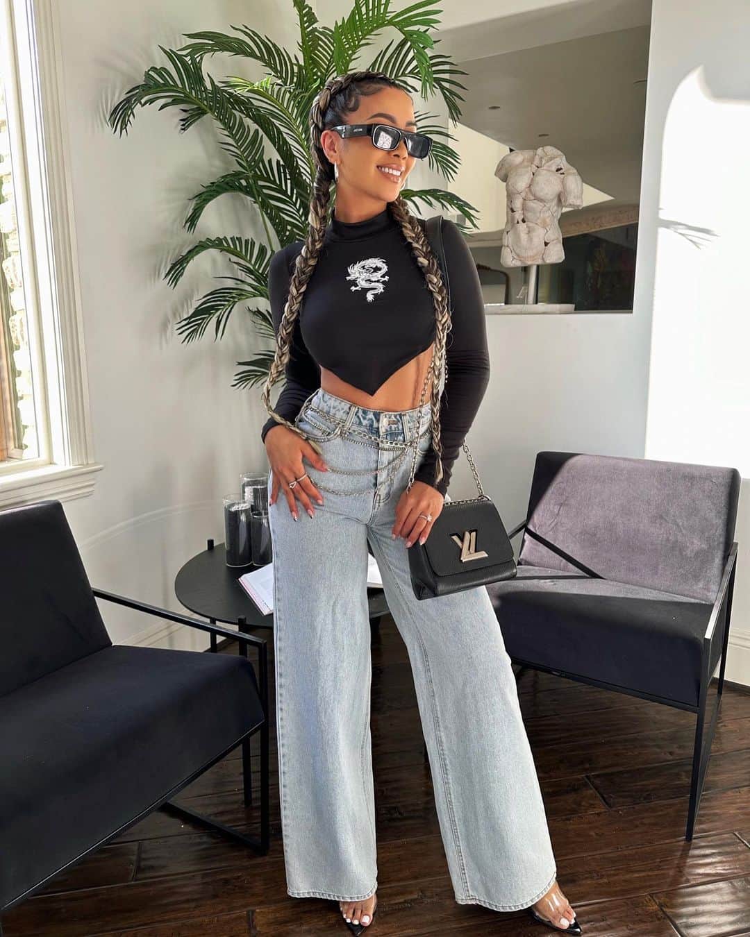 リアン Vのインスタグラム：「Just me 😎 and my mini 🥹🫶🏽 @zaiasky」