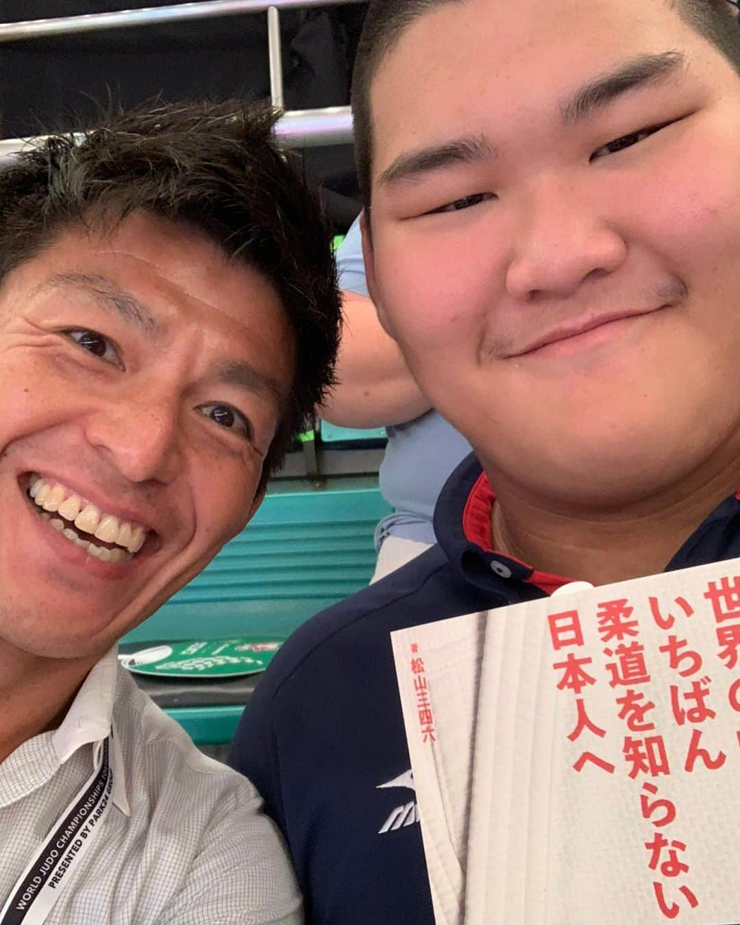 松山三四六さんのインスタグラム写真 - (松山三四六Instagram)「うーむ🤔  ドーハとの時差が大きすぎて、 ど深夜にやっているからか。 それとも、 熱が無いのか。  世界柔道が いまいち盛り上がってないです😥 贔屓目に見ても、 そう見えます😰  でも、 今夜と明日は、明後日は、 寝不足そっちのけで 必ず応援したい📣  今夜は男子90キロ級の 村尾三四郎選手‼️  私の次男坊の高校の先輩。 同じ名前として、 一度は優勝者インタビューをしたいと 村尾選手とは約束したことがあります🤫 世界初制覇を 叶えて欲しい、 パリ五輪世代の星⭐️  ここまで 競技日程の真ん中までで、 金メダルは男子が一つ。 女子が二つ。  そして、 ここからが重量級の日程開始。 海外勢は、 化け物みたいに強い💪 でも、 やってくれると信じて応援📣します  明後日の 最重量級には、 斎藤立選手🤔  生前、お世話になった 斎藤仁先生のご子息。 まだ、大学生！ 幼い頃からよく一緒に稽古をしました🤭 お父さんから厳しく指導を受けた 「体落とし」と、 天性の柔軟さが生み出す「内股」で、 必ず世界初制覇を🌍  阿部一二三選手 阿部詩選手の兄妹の 素晴らしい活躍に続く、 次世代スターが出ます‼️  がんばれ、柔道ニッポン🇯🇵  #世界柔道 #ドーハ #柔道世界選手権 #judo #judolife  #judoca #フジテレビ #fujitv」5月11日 13時59分 - sanshiroumatsuyama