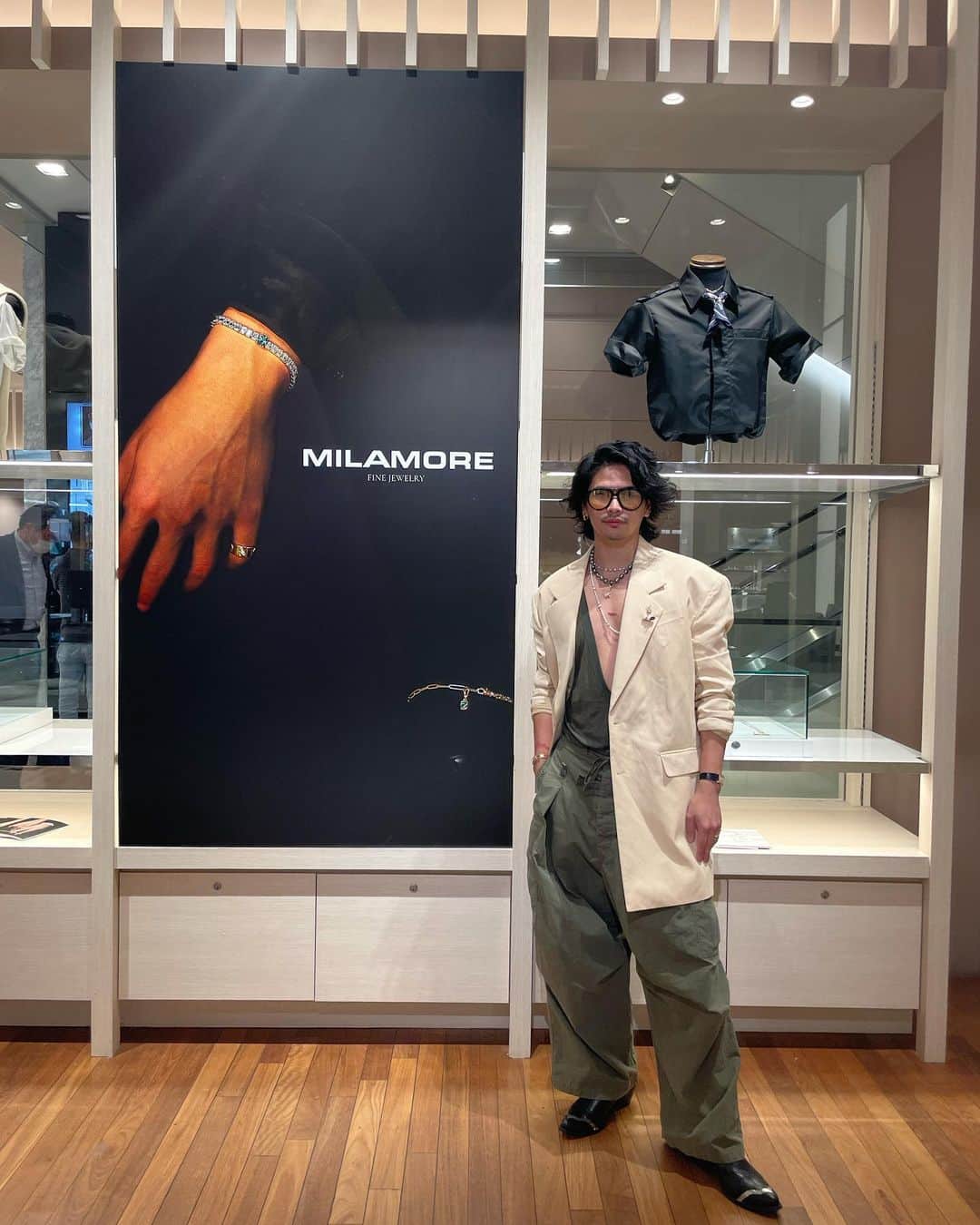 稲木ジョージのインスタグラム：「So proud of my @milamore_japan team for planning and executing our popup at @isetanmens on the 1st floor🙌 Had fun styling mannequins with my personal clothes and how I layer my jewels with it 💎  5月24日まで伊勢丹メンズ館1階でポップアップをやっています🙌数点私服を展示し、いつものような感じでジュエリーをスタイリングしたのでぜひ見にきてください😊伊勢丹限定のエメラルドデュオチェーンは必見すぎます🙌 VネックTシャツ+ジュエリーレイヤードスタイルもカムバックさせました🤭」