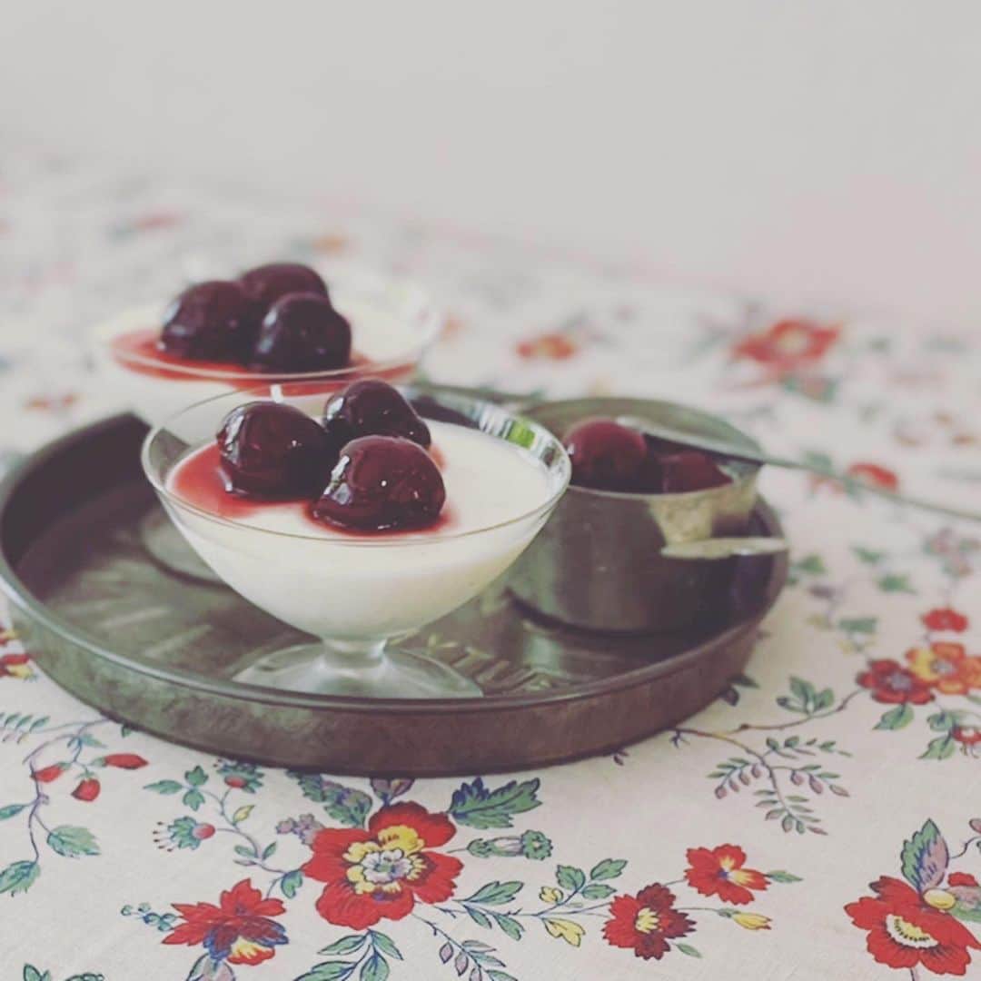若山曜子のインスタグラム：「「きょうの料理　5月号」さくらんぼを使ったシロップをご紹介しています。もう少ししたらアメリカンチェリー、出てきますのでぜひ試していただきたい。 やさしい甘味のチェリー🍒　少しだけ酸味を、ダブル使いで効かせるのが私は好きです。  これから暑くなってくると酸味をますます美味しく感じますしね。  #きょうの料理 での連載も2年目になり、今年からはドリンク（のもと）を使ったお菓子もご紹介するということで、少しページが増えました。  今回はチェリーシロップを使ったすごーく簡単な冷たいデザートですが、、お味はもとより、大人っぽい赤と白のコントラストも気に入っております。 そしてスタイリスト城さんの私物かしら、もう毎回本当に素敵なスタイリングで、撮影現場できゅん💓としております。そして見本誌は加藤さんの素敵な写真で、2度目のきゅん💓💓  ぜひご覧くださいね🍒 （３枚目は溜まってきたきょうの料理ともんちゃん） #ちょっとひといき季節ののみもの」