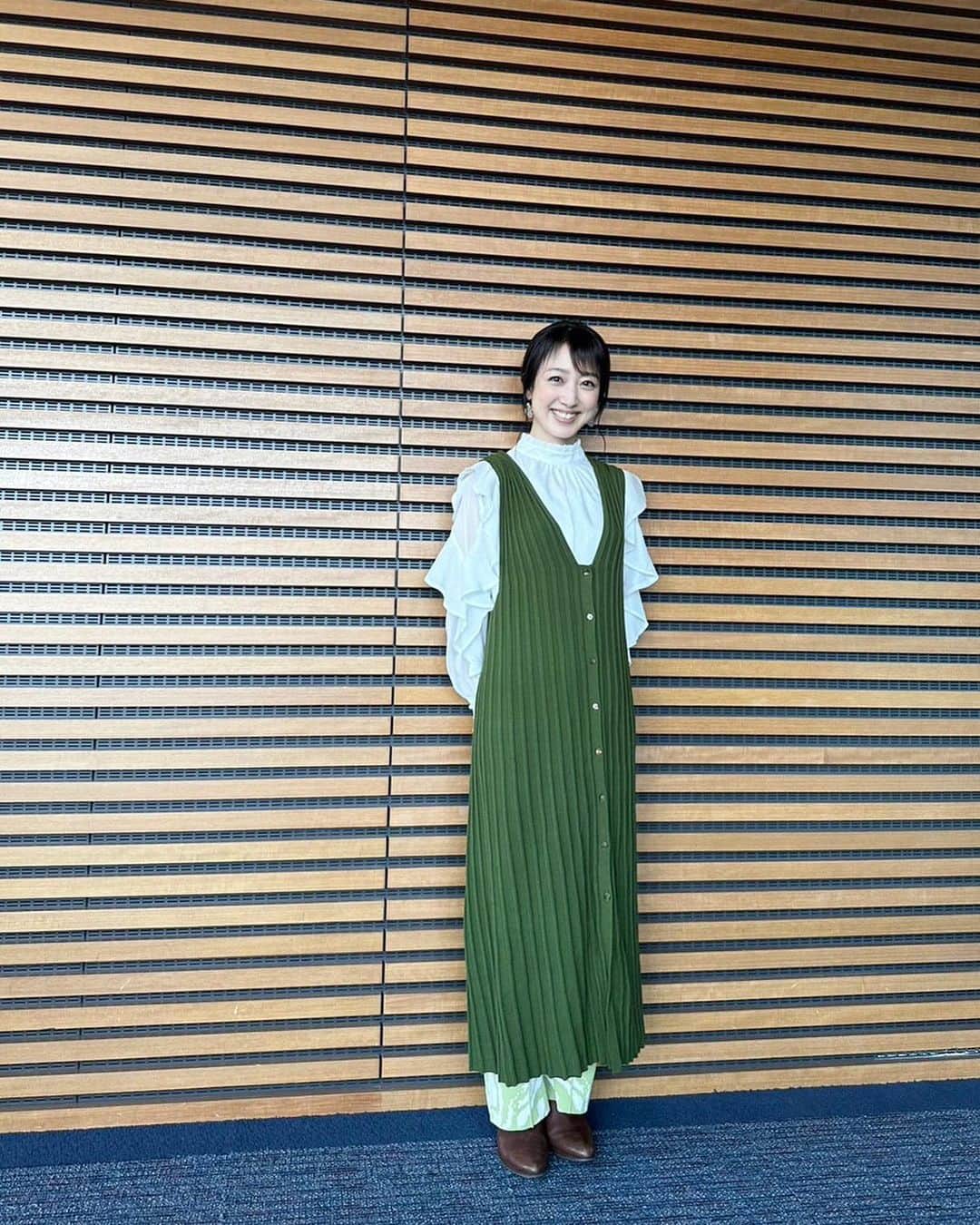 川田裕美のインスタグラム：「昨日の『ヒルナンデス！』の衣装👗 最近、水曜日がくるのが楽しみになってきています🌸🤗  そして、時短レストランで紹介された ふわふわカニ玉豆腐を作ってみました🍴具材は家にあるものに少し変えましたが、何度か挑戦して、もっと手際よく作れるようになりたいです✊」