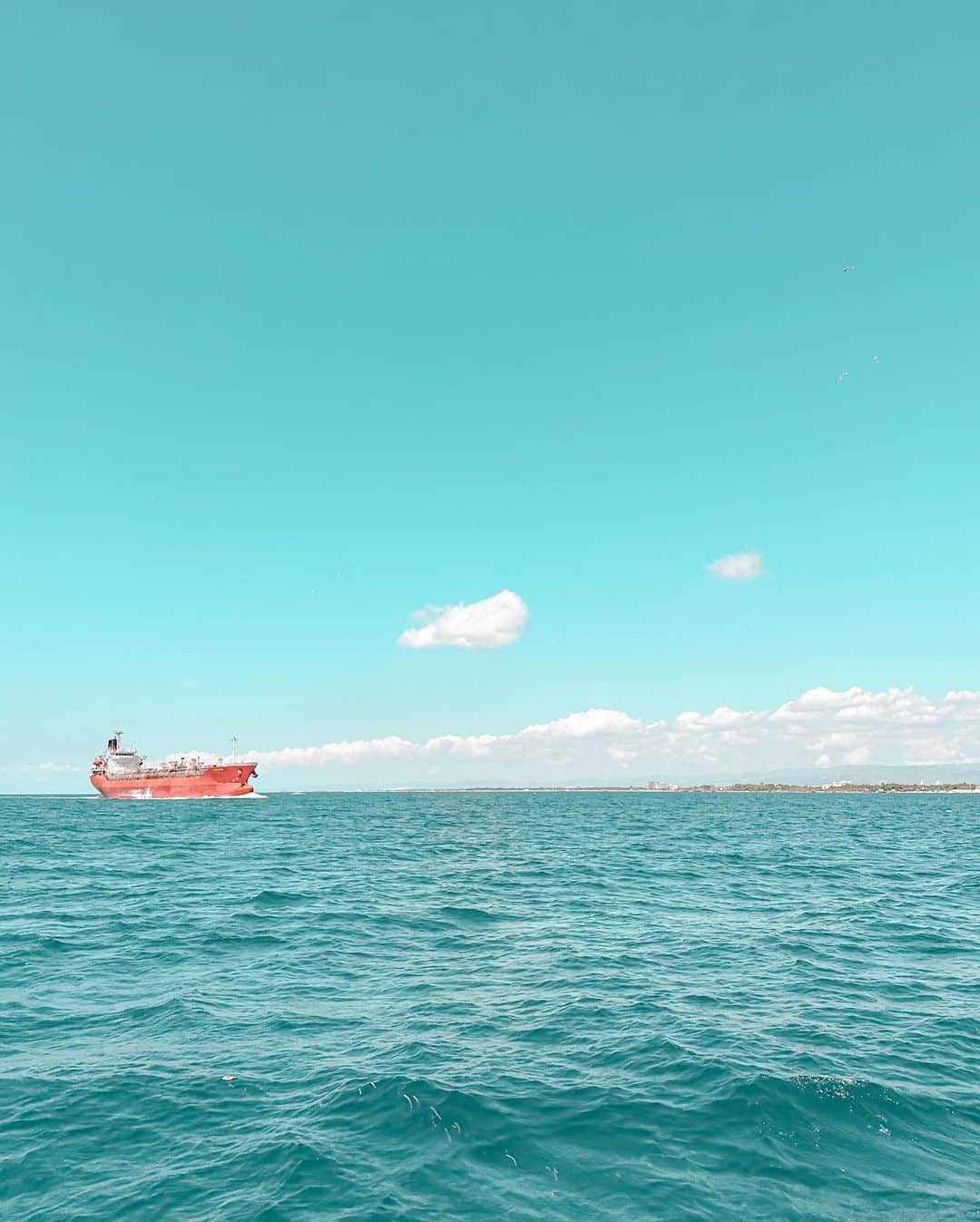 黒木桃子のインスタグラム：「お船と海。マクタン島にて。  フィリピン、マンゴー美味しい🥭  #cebu #cebutravel #海 #旅 #船」
