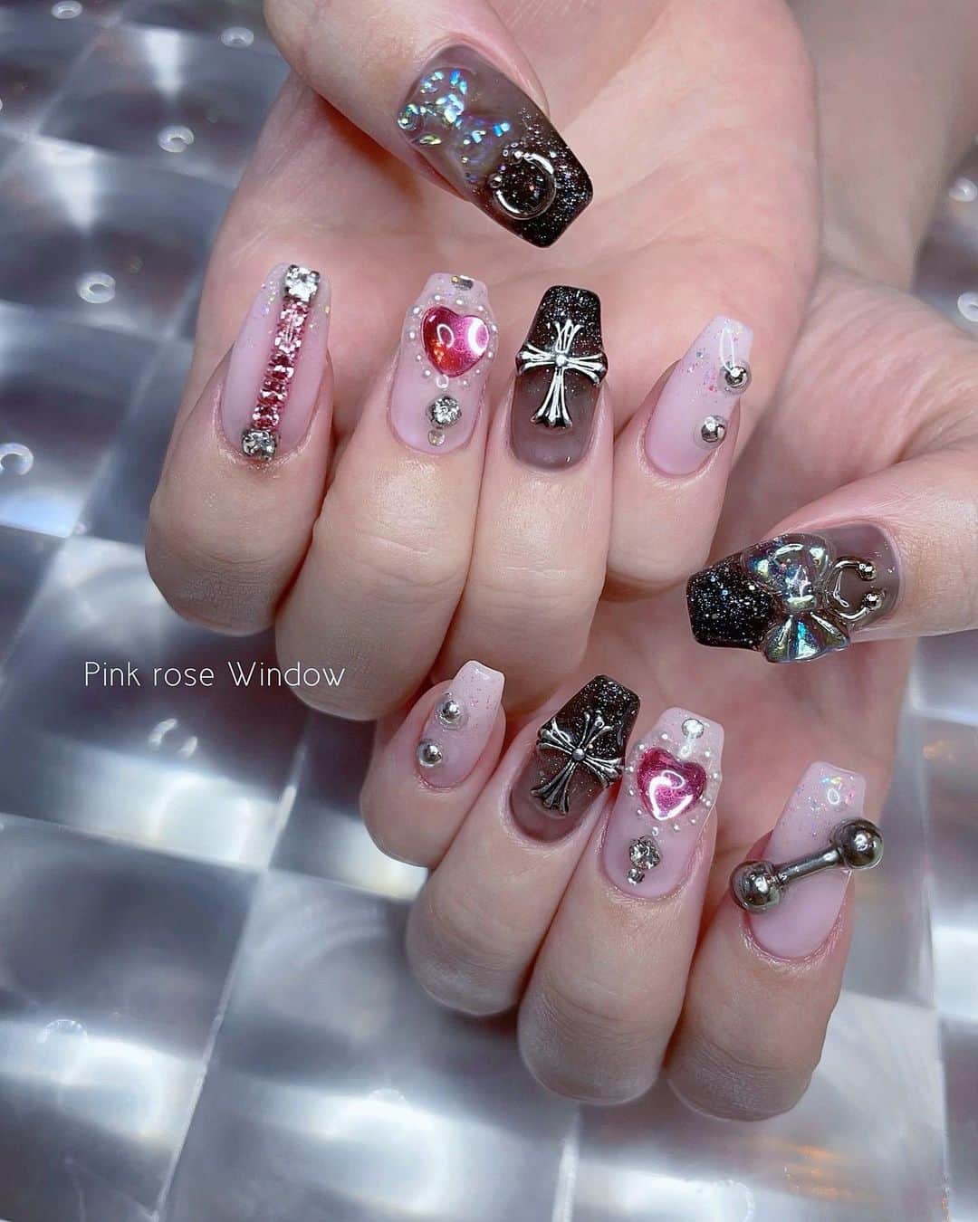 KAI32のインスタグラム：「. ぴぇん🎀❤︎ . ベースカラーは @lilygel.nail の knock knockシリーズ K02 桃色ホイップを使用しました！ 2度塗りでミルキーな青みピンクになって可愛い！💕 パーツもlily gelから発売中の オーロラくまちゃんパーツとオーロラリボンパーツを使ったよ🧸✨ . . #pinkrosewindow #pink_rose_window」