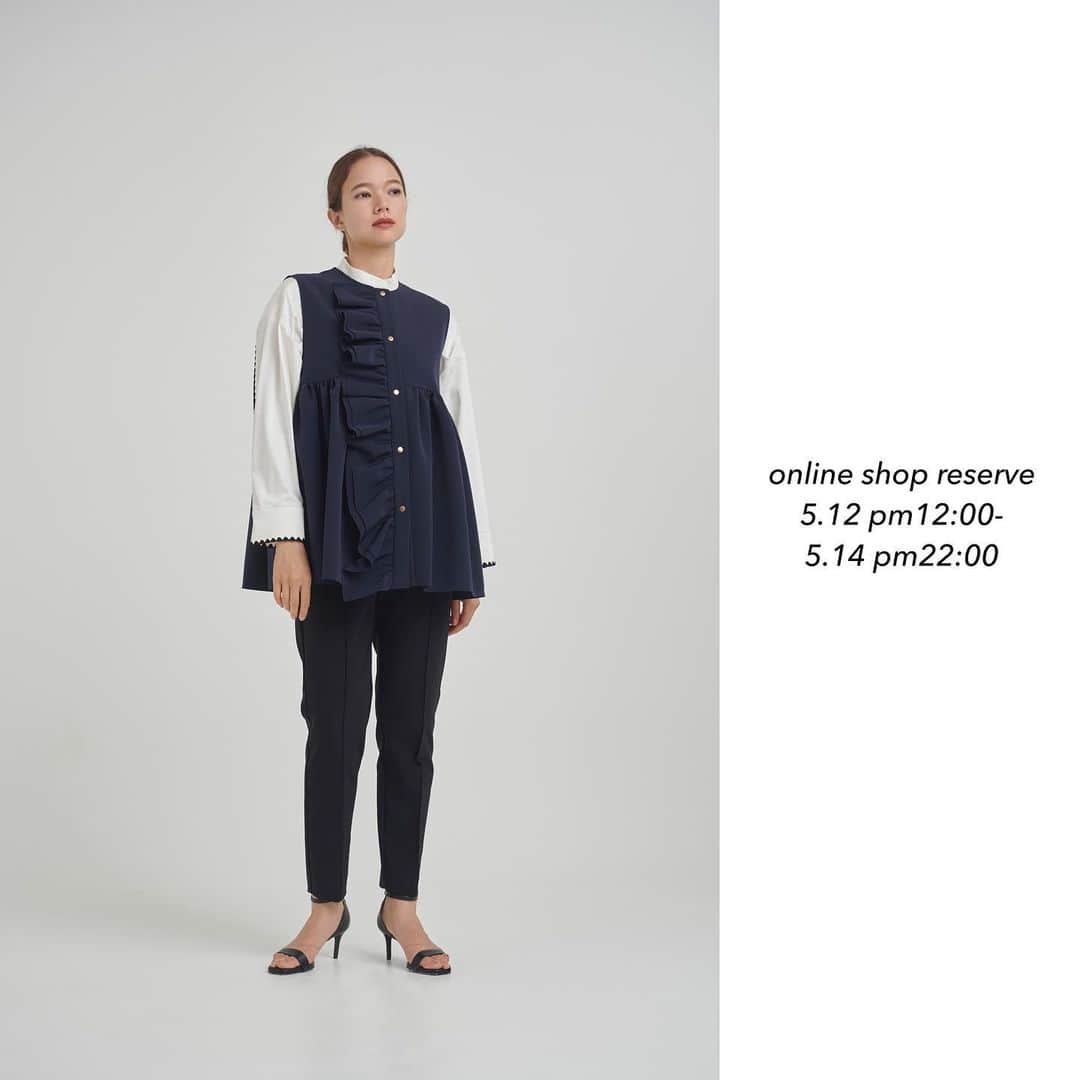 yoriのインスタグラム：「*online shop reserve*  5/12 pm12:00〜5/14 pm22:00 の期間に下記の商品の予約販売を致します！  数量限定となりますのでお早めの ご予約をお勧めいたします！  詳細は商品ページをご覧ください。  ＊7月下旬お届け予定  #ダブルクロスフリルジレ ネイビー、ブラック  #ボリュームギャザーブラウス ホワイトのみ  #フラットカラーティアードブラウス ホワイトのみ  ＊8月下旬お届け予定  #バックギャザー撥水パーカー ライトピンク、ブラックのみ  #yori_japan」