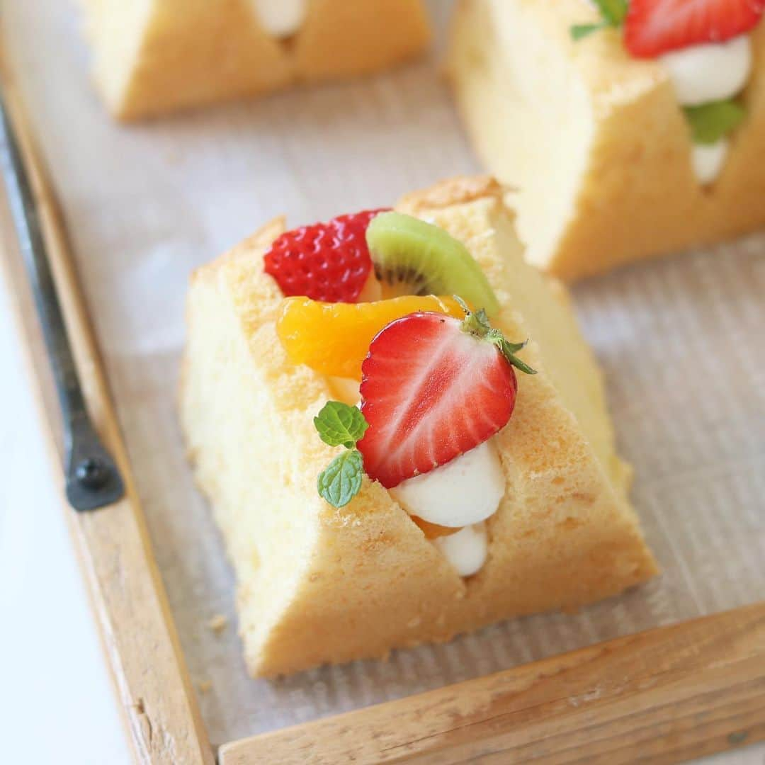 mikiさんのインスタグラム写真 - (mikiInstagram)「・ ・ bake.chiffon cake🍓🥝🍊  おとついの晩に焼き上がったシフォンケーキにやっとデコレーション🫶  久しぶりのお菓子作り！！！ 楽しい🫶 間にも果物🫶  カラフルな果物がのったシフォンケーキが作りたかったのです！  おうちならこのままサンドイッチみたいに掴んで食べる🤣♥️  ５月は楽しみが増えたので毎日頑張れます✊🏻  遅くなりましたが５月もよろしくお願いします☺️   #mikiシフォンデコ」5月11日 14時11分 - koron.n