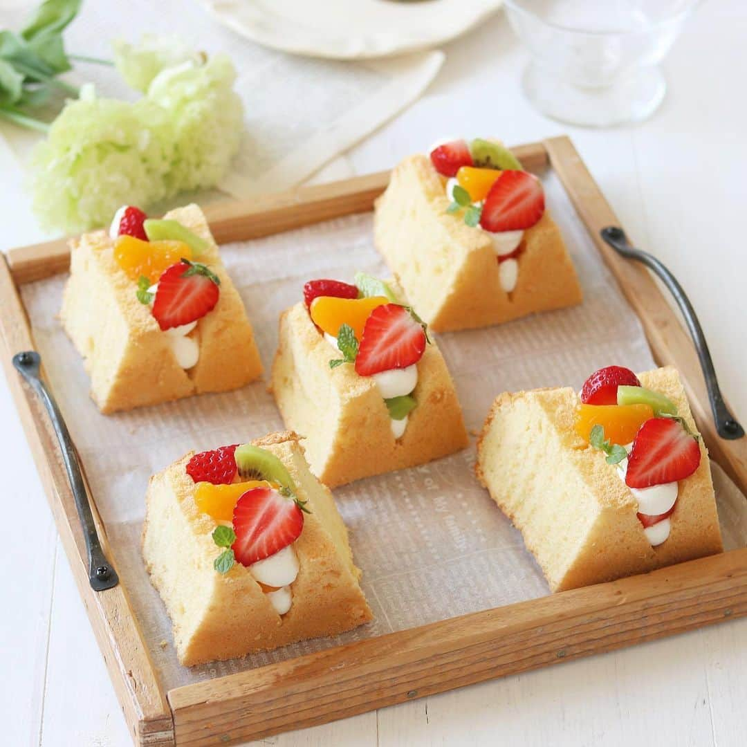 mikiさんのインスタグラム写真 - (mikiInstagram)「・ ・ bake.chiffon cake🍓🥝🍊  おとついの晩に焼き上がったシフォンケーキにやっとデコレーション🫶  久しぶりのお菓子作り！！！ 楽しい🫶 間にも果物🫶  カラフルな果物がのったシフォンケーキが作りたかったのです！  おうちならこのままサンドイッチみたいに掴んで食べる🤣♥️  ５月は楽しみが増えたので毎日頑張れます✊🏻  遅くなりましたが５月もよろしくお願いします☺️   #mikiシフォンデコ」5月11日 14時11分 - koron.n