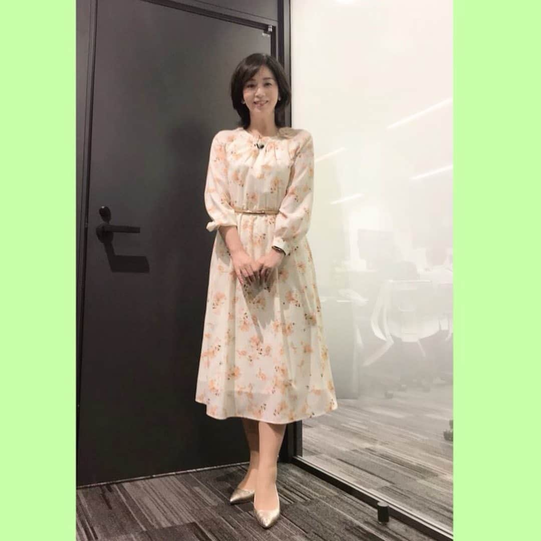 伊藤聡子のインスタグラム：「every.しずおかの衣装はHANAE MORI ALMA EN ROSE のアイボリー✖️花柄のワンピースでした😊 空に浮かぶ富士さま。 こういう感じもいいね👍 #everyしずおか #アルマアンローズ#富士山#伊藤聡子」