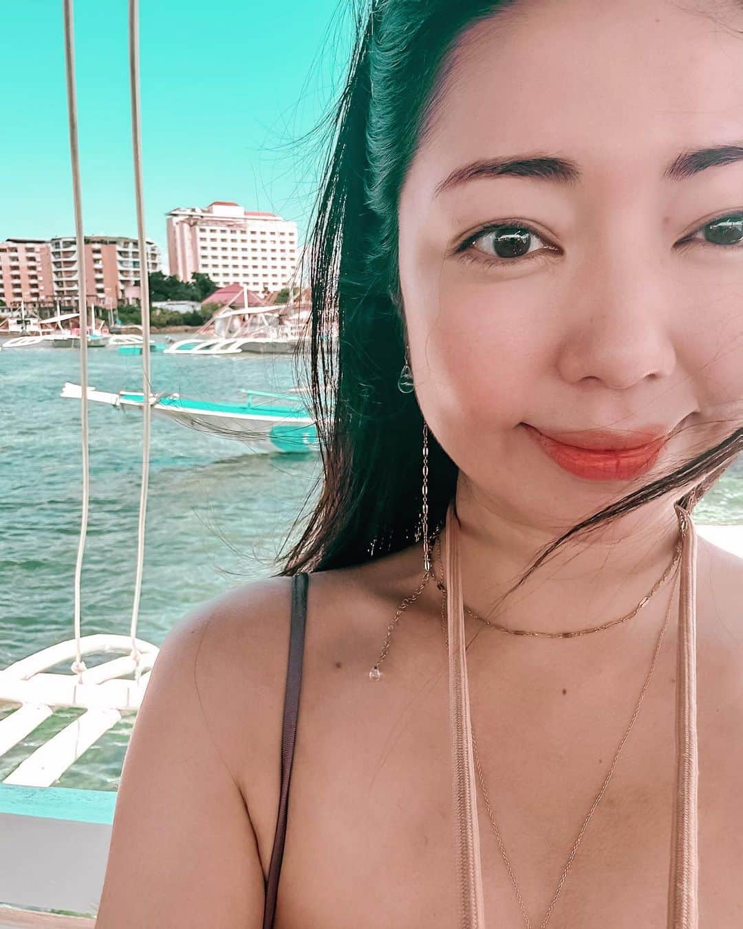 黒木桃子のインスタグラム：「📍Mactan , cebu セブ島がとっても楽しい件🤍  お友達と合流して、お船でご機嫌Dj partyしたよ☀️  サップしたり、シュノーケリングしたり、 …とにかく私は延々と泳ぎまくり、スーパーすっきり！ 海に入ると心身共にクレンジングされる感じがするんだよねぇ。✨  太陽と海が好きだよ。  ランチは手作りフィリピンフード。野菜たっぷりで美味しいの！ 海で食べるご飯って、なんだか格別だよね。  看板犬のマリンちゃんにメロメロ🤣可愛過ぎたよ🐕‍🦺(2枚目みてみてー!!)  マクタン島でダイビングやシュノーケルをするなら @freecrewdivingcenter さん、オススメです🙌  ありがとうございました🤍  #セブ #セブ島 #ダイビング #シュノーケリング #泳ぐ犬 #マリンちゃん #マリンスポーツ #お船でパーティー #もっと楽しいフィリピン #cebuphilippines #snorkeling #travelcebu #phillipines」