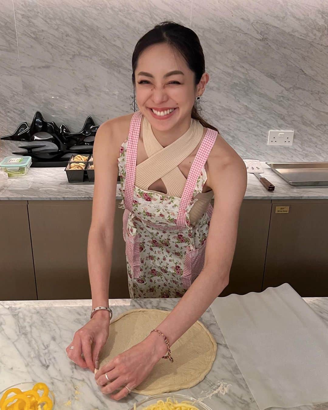 松岡李那のインスタグラム：「Cooking Mama Linah🩷 Pizza Party🍕🩷 We had So much fun 🥰 Thank you for organizing ✨ @candicelam23  Thank you for teach us👩‍🍳 @issybellyma」