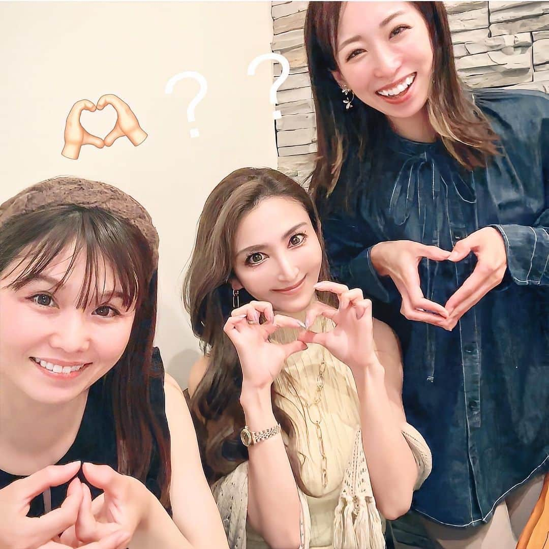 鈴木絢子さんのインスタグラム写真 - (鈴木絢子Instagram)「・ ・ 【最新メニュー開発中🍽】 メニュー監修しているプロテインラボ💪✨ 初夏の新作が間もなく登場します🥰  大阪梅田駅前の商業施設🏢 NU茶屋町にて 🤗🍠✨  昨秋からサラダボウルメニューに、 焼き芋をプラスできるプランが常設☺️  おなじみproteinを意識したサラダボウルに、 焼き芋が加わることで最強メニューになります🍠✨  鶏肉などのタンパク質＋焼き芋＋野菜、 これらに含まれる栄養素がバランスよく摂れるので、 ボディメイクにもピッタリ🙌  基本のボウルメニューは、 ビューティ、ヴィーガン、マッチョなど、、、 用途によってテーマを選べます🤗✨  今回選んだのは……👉  💜grill 定番人気のグリルは、その名の通り🌟 グリルしたチキンや海老が入った満足感のある逸品！  💜Indian カレーにヘルシーなヨーグルトと野菜。 ちょい辛にさつまいもの甘さが絶妙の組み合わせ！  💜bulk ローストビーフなど肉類タンパク質がたっぷり！ 食べ応えとボリュームのある人気のボウル。  こちらに、焼き芋にをプラス🤗🍠 野菜たっぷり、食べ応えもあります！ ヘルシーで美味しくて満腹＆ギルトフリーで大満足✨  そして、今月新たなメニューも登場❣️ 美肌スーパーフードを効率よく摂取できる、 スペシャルなスイーツです💕  5/22発売予定！！ ぜひチェックしてください☺️✨ ・ ・ ↓一緒に試食してくれた、  💜あいのり @mie__blogger ちゃん  💜マツエクサロンオーナー @yumiko0525cherie さん  いつも有難うございます☺️💕  最新のハートポーズを試みるも🫶🏻 上手くできないアラフォーたちw🤣✨✨ ・ ・ ・ #プロテイン #ボディメイク #ジムコラボ #ギルトフリー #スーパーフード #さつまいも #さつまいもlover #さつまいもスイーツ #インナービューティー #芋美容 #美容家 #梅田カフェ #プロテインラボ #ハートポーズ #nu茶屋町 #レシピ監修 #アラフォー #고구마 #sweetpotato #🍠」5月11日 23時39分 - ayako_suzuki810