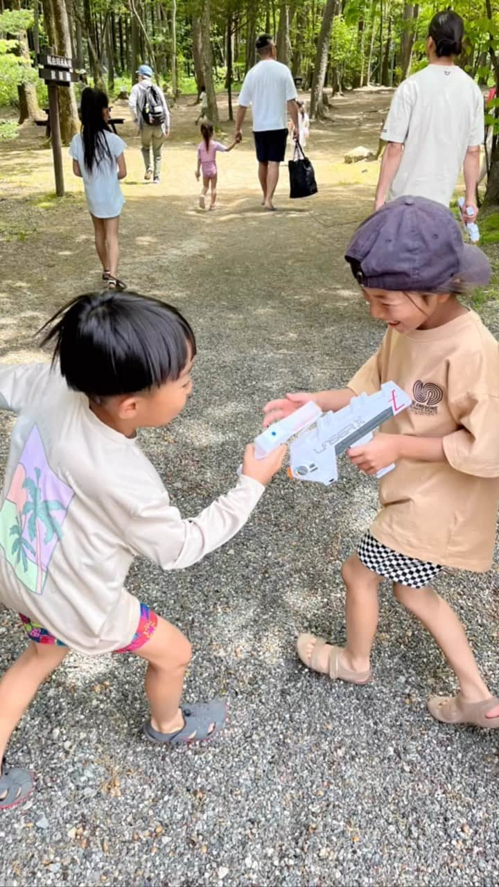 高橋菜摘のインスタグラム：「GW / 最高のCamp開き🏕🤍 思い出ありすぎだからまずは昼の部。 息子がペグ打ちを楽しみにしてたから 今回は彼に全部委ねました🛠 景色と子供達と仲間との3日間。 幸せお腹いっぱい〜🥹  いっつも一緒に居すぎて4人兄妹かなって。 今回の宝物は、姉👧🏼が撮ってくれてた そんな4人だけのお散歩Movie🎥 親が居ないとこでの会話が本当に可愛くて 一生これでお酒飲める🤤 ありがとう。 #あいりんせいっきらんり   #キャンプ #ファミリーキャンプ #南アルプス #camp #camping #nagano #kidscamp」