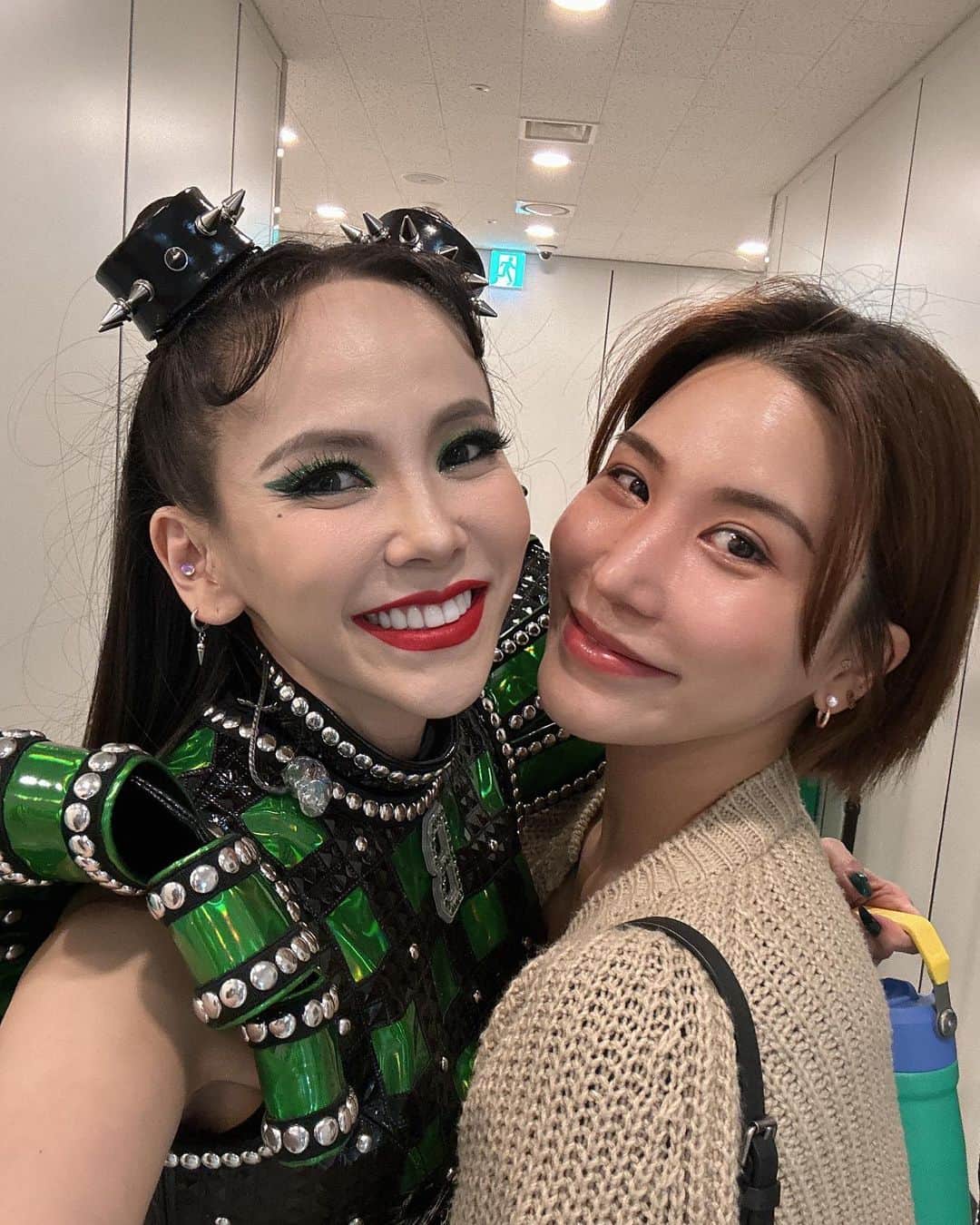 キム・ジウのインスタグラム：「. . 알라뷰 나의 니니🌹 무슨 말이 더 필요하겠냐구~ 사랑하는 나의 전성혜!!!!!!!💚💚💚 . .」