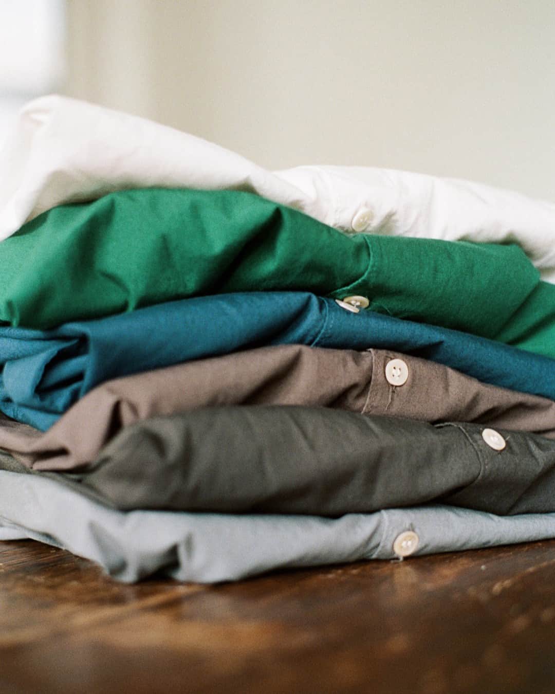 スティーブンアランのインスタグラム：「Our Washed Poplin collection is a more casual and colorful take on our Classic Single Needle Shirts. Ft 100% cotton, made in the USA」