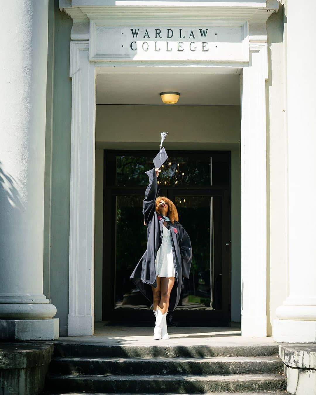 ナターシャ・ヘイスティングスのインスタグラム：「TBT to @uofsc graduation day and the Jumbotron moment that no one captured 🎓😅 Memories to last a lifetime, even if the pictures don't show it! It’s still hard to believe this chapter is complete! ❤️ #ThrowbackThursday #GraduationDay #JumbotronFail #MemoriesForLife ***** 📸 @dsp.images ***** #NatashaHastings #400MDiva #BoyMom #MentalHealth #EducationSpecialist #ForeverToThee23 #StraightOuttaWardlaw #BlackGirlMagic #BlackGirlTherapy」