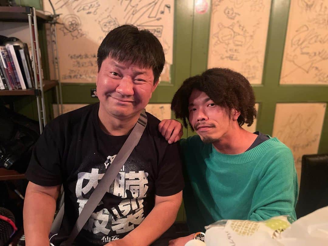 モリシーのインスタグラム：「本日5/11、無事36歳になりました。 妻と飲みに行ったら、チャンス大城さんと邂逅。ギター友達が出来ました。  今年も一年よろしくお願いします。  ※掲載許可得てます。」