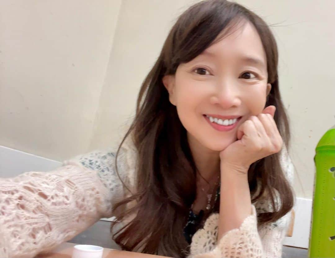 アグネス・チャンのインスタグラム：「昨天完成了日本電視台的特別節目在美國的拍攝。在日本的部分將會等我回到東京之後再拍。很愉快的拍攝過程，也分享了很多我對人生的看法。還未能公佈節目內容和播出日期。可以公開的時候會告訴大家。這次兒子們也有參與，很難得。照片是前天與三兒子和工作人員去吃晚餐的情景。昨天大兒子也有接受訪問，兩個兒子談的內容令我很感動。 可惜是日本的電視節目，不知道其他國家能否看到…. 昨日は疲れて、  昨日日本テレビの特番のアメリカでのロケが無事に終了。日本の部分は私が東京に帰ってから撮影されます。昨日は疲れて、倒れるように寝ました。 化粧も落としてない、 お風呂も入れずに寝てしまうのは私にとって、 とっても珍しいことです。 今回のロケは息子達も参加してくれました。 昨日のインタビューで、彼らが話した内容は感動的でした。 まだ番組の内容と放送日は公開出来ないが、 放送になったら是非見てくださいね。」