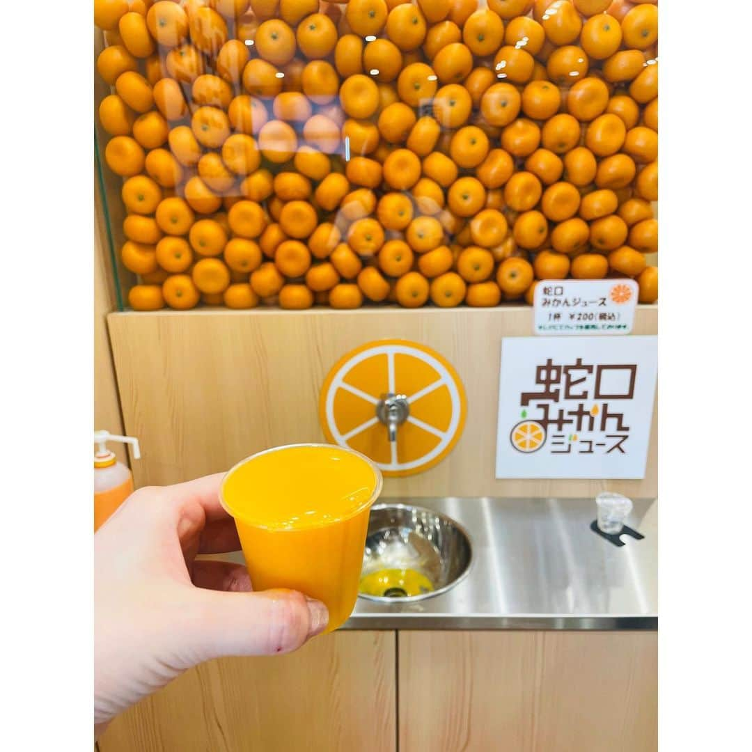 有明ゆなさんのインスタグラム写真 - (有明ゆなInstagram)「念願の蛇口みかんジュース🍊🥤 濃ゆいみかんジュースだっ🧡 すごい嬉しかった🥹✌️ 静岡にあるなんてビックリ‼️ . . . . #静岡 #静岡グルメ #静岡観光 #静岡旅行 #静岡市 #静岡市グルメ #静岡スイーツ #みかん #みかんジュース #みかん🍊 #蛇口みかんジュース #蛇口 #蛇口からみかんジュース」5月11日 23時51分 - ariake_yuna