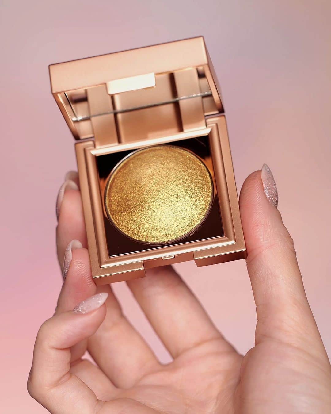 Stila Cosmeticsさんのインスタグラム写真 - (Stila CosmeticsInstagram)「Midas touch. ✨⁠ ⁠ Gild your looks with Lake Hillier, the NEWEST addition to the Heaven’s Dew All Over Glimmer lineup. This versatile shimmer adds a golden glow to your eyes, cheekbones, lips, collarbone, and beyond, for an all-over radiant look that's sure to turn heads. ✨Get it today @ Stilacosmetics.com 🛒⁠ ⁠ Image captured by @Daryna_Barykina 📸⁠ ⁠ #Stila #StilaCosmetics #Beauty #Makeup #BeautyGram#BeautyTips #BeautyAddict #CrueltyFree #Spring #Shimmer#highlighter #gold⁠」5月12日 0時01分 - stilacosmetics