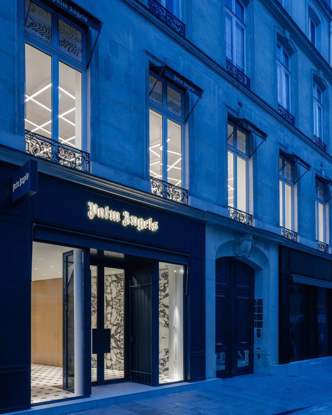 パーム・エンジェルスのインスタグラム：「Palm Angels opens its first Parisian store in Rue Saint Honoré, 217 and blends the French inflection with luxurious, vibrant ease.   Immerse yourself in the cross-cultural dialogue that involves architecture, design, patisserie and flowers uniting them under the free spirit of Palm Angels.」