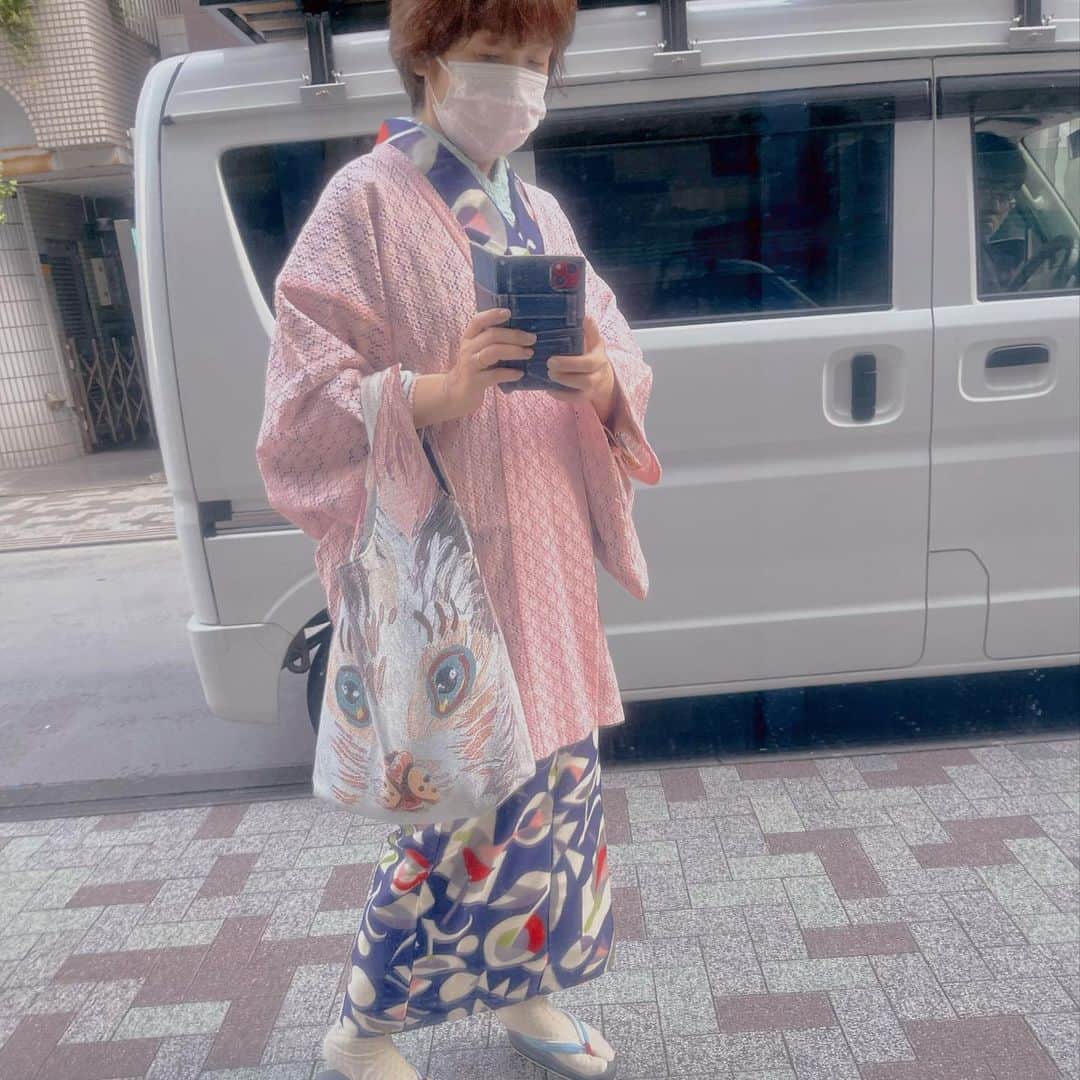のインスタグラム：「ここ これからレギュラーの自撮りスポットになりそうだ  #ファミマのガラス #ラジオ出演の前に #全身が写る場所 #久しぶりに着た銘仙 #丈を短めに着て大股で歩く女 #草履は苺壱ゑ」
