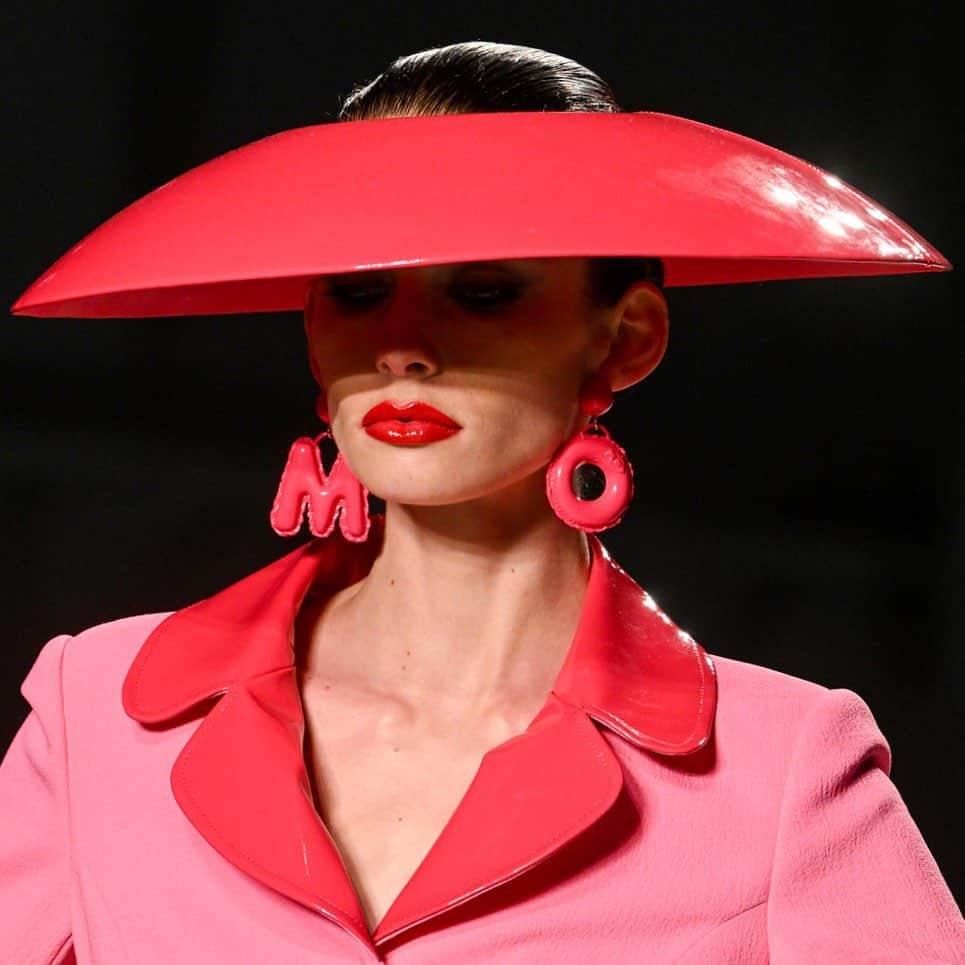 Moschinoのインスタグラム：「Maximalist is our middle name. Make a head-turning, hat-twirling statement with lettered inflatable earrings from #MoschinoSS23   #Moschino #MoschinoRunway」
