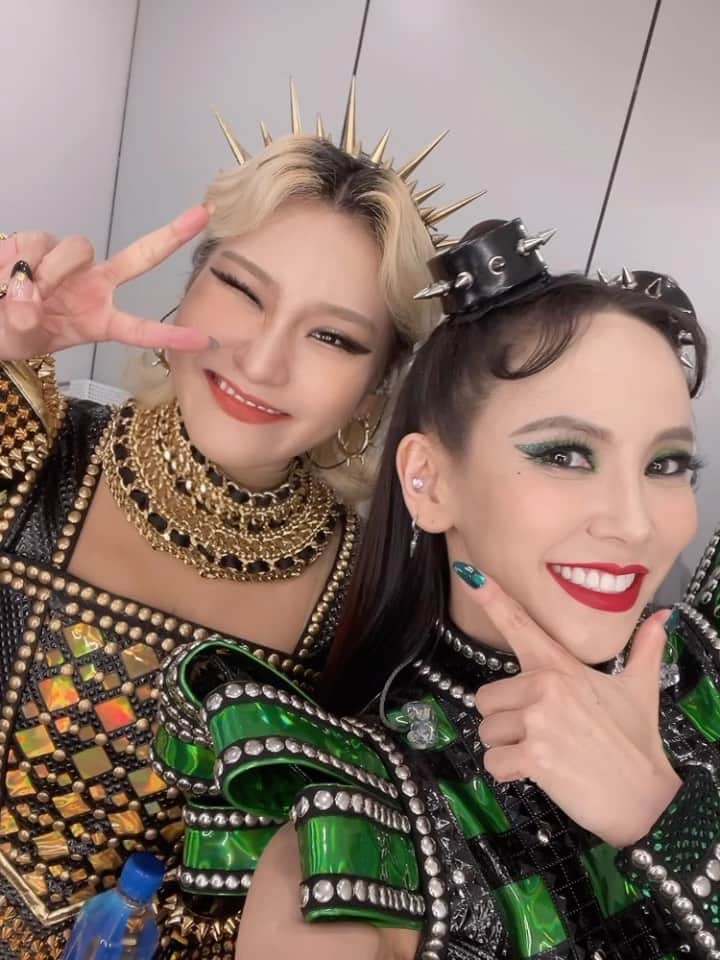 キム・ジウのインスタグラム：「. . . 얘 땜에 이명현상 옴🤪🤪🤪 신이내린 목청 쏘넷👍🏼 . .」