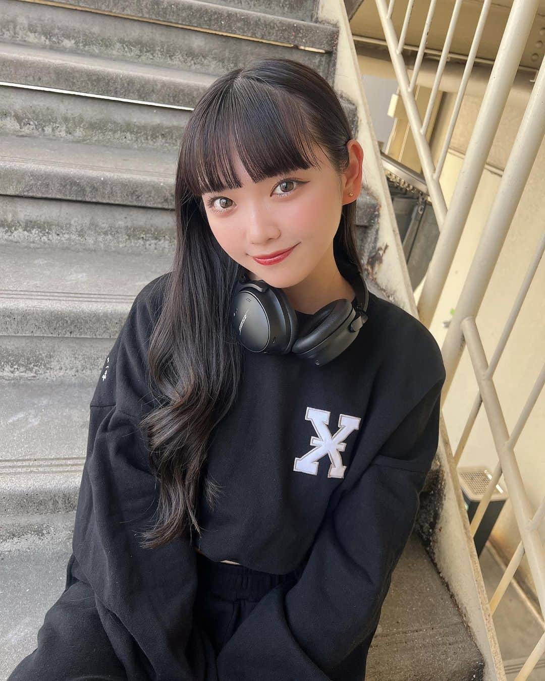 籾山ひめりさんのインスタグラム写真 - (籾山ひめりInstagram)「めちゃかわなセットアップ🖤🎧 ･ 大好きな #平成フラミンゴ NICO さんとX-girlのコラボスウェットゲット✨ ずっと着たくて楽しみにしてたの🥺💕 シルエットがめっちゃ可愛くて  好きすぎるしロゴもかわちい🤦🏻‍♀️💙 ･  #スウェット #セットアップ  #xgirl   #ヘッドホン  #スニーカー #ストリート  #ストリートファッション  #スニーカー女子  #ぱっつん前髪  #黒髪ロング  #巻き髪  #ootd  #ひめりの私服はこれだ」5月11日 23時59分 - momichan_hime