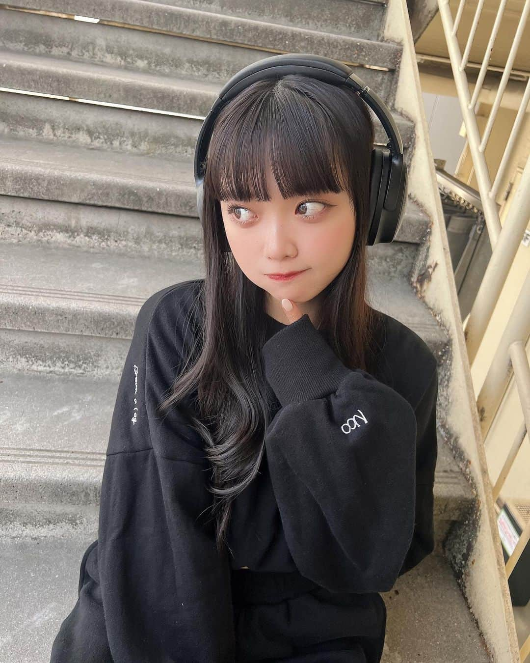 籾山ひめりさんのインスタグラム写真 - (籾山ひめりInstagram)「めちゃかわなセットアップ🖤🎧 ･ 大好きな #平成フラミンゴ NICO さんとX-girlのコラボスウェットゲット✨ ずっと着たくて楽しみにしてたの🥺💕 シルエットがめっちゃ可愛くて  好きすぎるしロゴもかわちい🤦🏻‍♀️💙 ･  #スウェット #セットアップ  #xgirl   #ヘッドホン  #スニーカー #ストリート  #ストリートファッション  #スニーカー女子  #ぱっつん前髪  #黒髪ロング  #巻き髪  #ootd  #ひめりの私服はこれだ」5月11日 23時59分 - momichan_hime