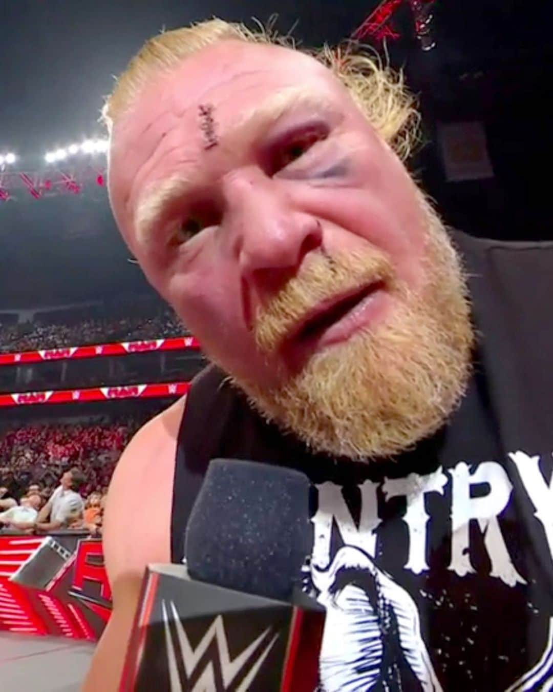 WWEさんのインスタグラム写真 - (WWEInstagram)「LOOK AT BROCK LESNAR’S FACE! 😳   #WWERaw」5月12日 0時00分 - wwe