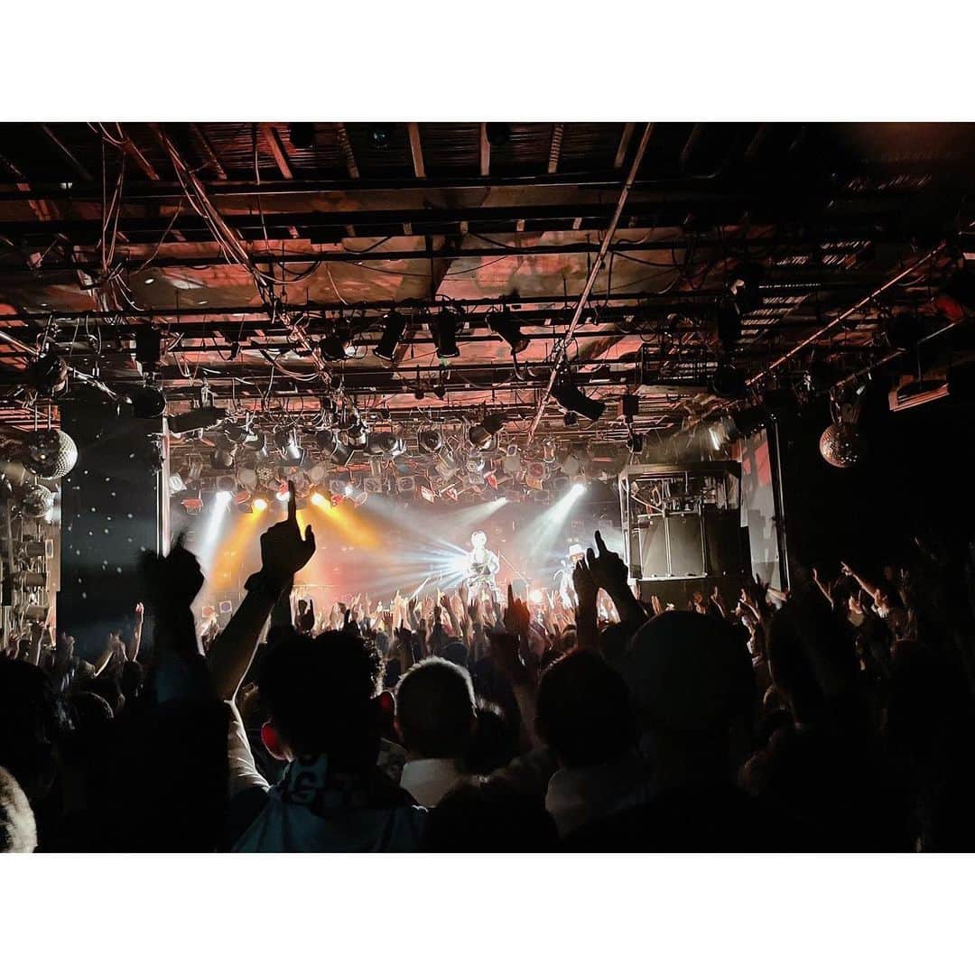木村カエラのインスタグラム：「2023.5.11 @渋谷クワトロ ツアー初日。 こんなに最高なツアー初日があるでしょうか。ステージ上の音が聞こえなくなるほどの大合唱。みんなに背中を押された感じがして、しょっぱなから、わたしは泣きそうになりました。 待ってたんだよ。これだったんだ。 体中が熱くなる感じ。エネルギーがみなぎる感じ。 3枚目は終わった後に撮った私の顔。 なんとも嬉しそう。 こんなくしゃくしゃに笑う顔、自分でも久しぶりに見た気がするよ。  感謝。 次は大阪。5/25にち。 どんな世界へ行けるだろう。 わたしはわたし。 生きてるって思った。 その生きてるって感じ、みんなに味わってほしい。 会えるの楽しみにしてる。  ありがとう。LOVE you. #wearemagnetictour」