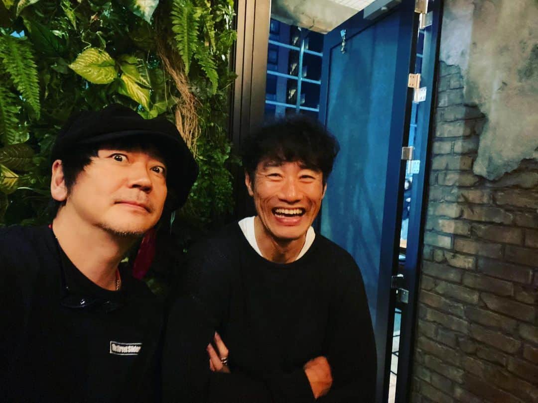 月に吠える。のインスタグラム：「平山祐介先輩と夜  #大森南朋  #平山祐介」