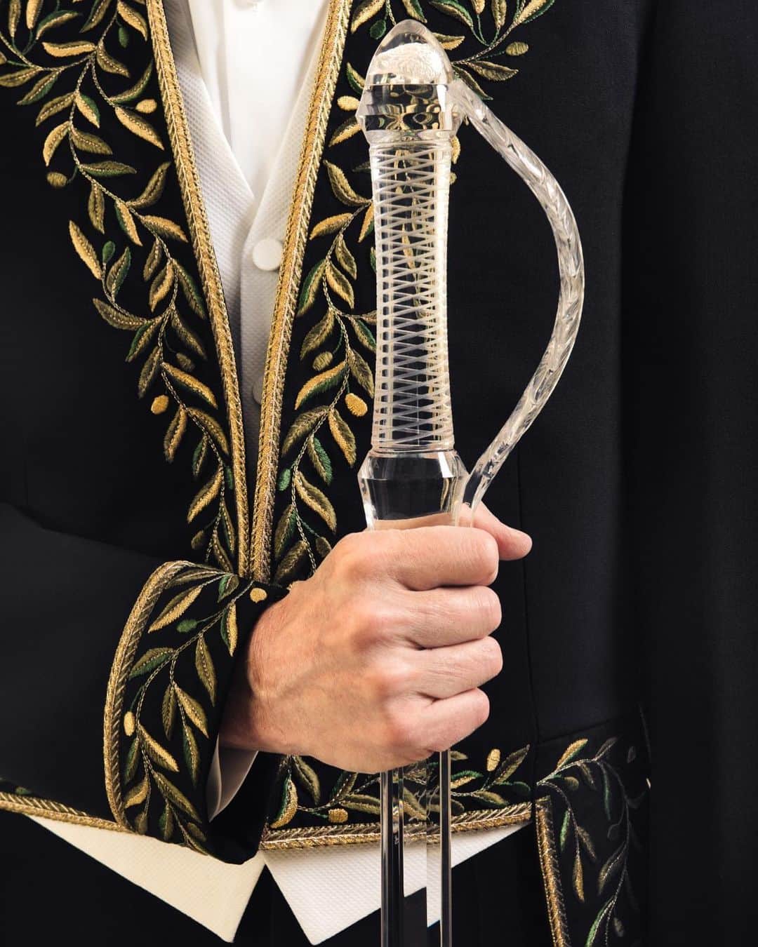 ブシュロンのインスタグラム：「A play on transparency.   Boucheron has created the ceremonial sword for new Académie Française member, Antoine Compagnon.   The sword was presented to the writer and literary critic at his investiture in Paris on May 11.  Created from a single block of glass, the exceptionally crafted design is inspired by the concepts of transparency and purity. The unique feat of glassmaking is a testimony to the excellence of the Maison’s savoir-faire.   In keeping with tradition, several symbols adorn the sword and pay tribute to the life of Antoine Compagnon: a feather references his writing career; a quote from Proust's major work, In Search of Lost Time; a hedgehog personally selected by the author; and several nods to the tangente, the ceremonial sword of the French engineering school, Polytechnique.」