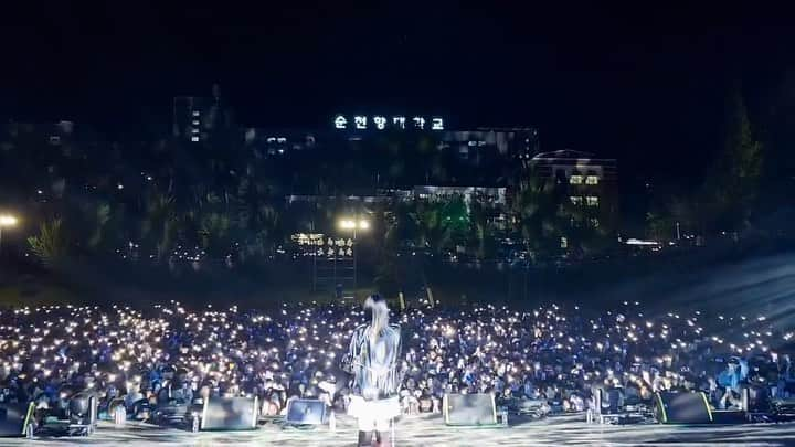 Heizeのインスタグラム：「늦은 시간까지 함께해 준 고마운 #순천향대학교 🌌 소윤.. 🤍 유림 ,, 🤍 그리고 단콘 1열에 이어, 축제 1열에서 다시 만난 공연영상학과 재우 ~~~ 🤍 그 외 모든 학생 여러분들 너무 반갑고 고마웠어용 ! 옥상별 3총사 안녕.. 진짜 늦었으니까 조심히 집 들어가서 연락 남겨놓세요..」