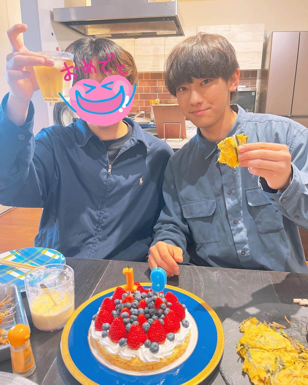 みきママさんのインスタグラム写真 - (みきママInstagram)「【はる兄の19歳の誕生日会をしました〜！！】  はる兄のお友達も来てくれてね、みんなでお祝いです🤩🤩🤩  前もって、何が食べたい？って聞いたら、  はる兄「サーモンとフルーツタルトが食べたい。」ってさ。サーモンのセビーチェとフルーツ山盛りタルトにしました🍓他にはね、もやしとニラのチヂミや、たこ焼き風の厚揚げなど、メイン以外は節約しました〜🤣🤣🤣  そこで、私「19歳になってどんな気分？」って聞いたら、  はる兄「18年で世界全部わかったわ。」ってさ。  お前さんがわかるわけないだろ。ママだって分かってないんだから。  #みきママ　#はる兄 #誕生日 #誕生日会　#happybirthday #japanesefood #japan #誕生日ケーキ」5月12日 0時11分 - mikimama_official