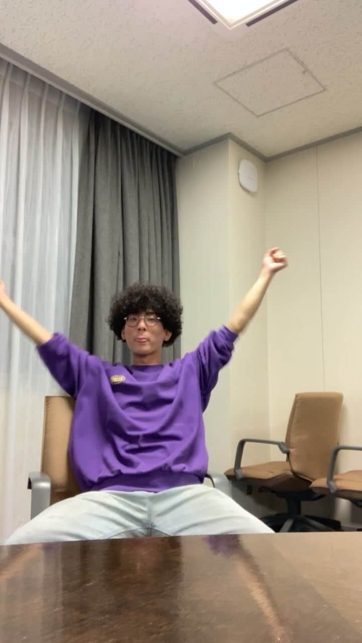 のインスタグラム：「ベロの奥のサイドにひときわ味濃く感じる部分あるよなー配信。 5月18日　よしもと漫才劇場 37期のあやかりライブよろしく！！」