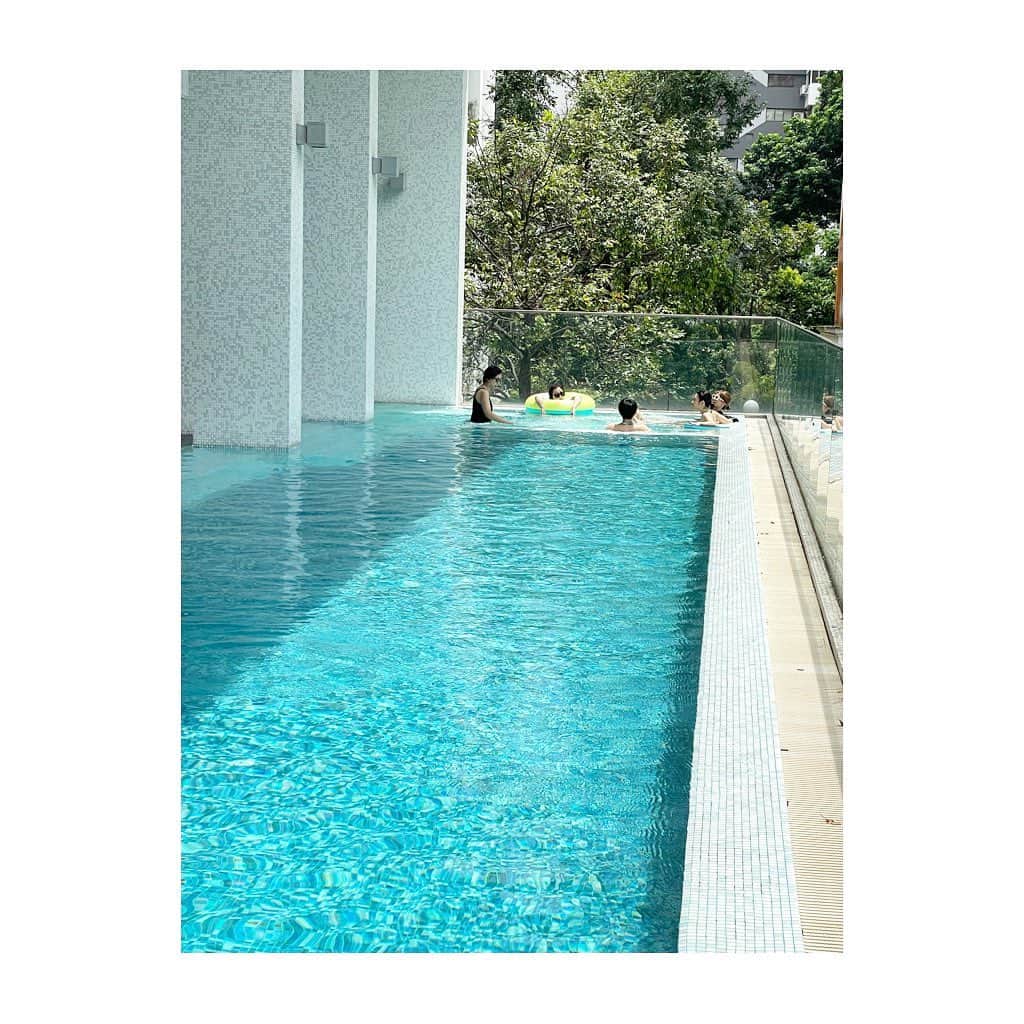 稲沢朋子さんのインスタグラム写真 - (稲沢朋子Instagram)「プール 暑すぎるからプールにドボンしたのに 水が冷た過ぎて🤣奥の一角の緩いジャグジーで温まる🐒達の図　笑 👙も新調したよ❤️ パレオも❤️ 水が冷た過ぎてラッシュガード脱げず  パレオ　@factruth.jp  👙　@sisandi.australia  ラッシュガード　@axxeclassic   ほぼ毎日の様に散歩で行った場所😆  #Singapore #trip #family」5月12日 0時16分 - ina_tomo