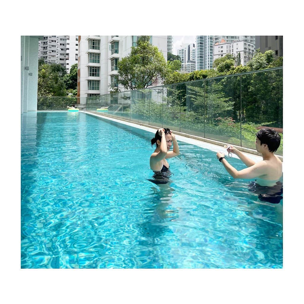 稲沢朋子のインスタグラム：「プール 暑すぎるからプールにドボンしたのに 水が冷た過ぎて🤣奥の一角の緩いジャグジーで温まる🐒達の図　笑 👙も新調したよ❤️ パレオも❤️ 水が冷た過ぎてラッシュガード脱げず  パレオ　@factruth.jp  👙　@sisandi.australia  ラッシュガード　@axxeclassic   ほぼ毎日の様に散歩で行った場所😆  #Singapore #trip #family」