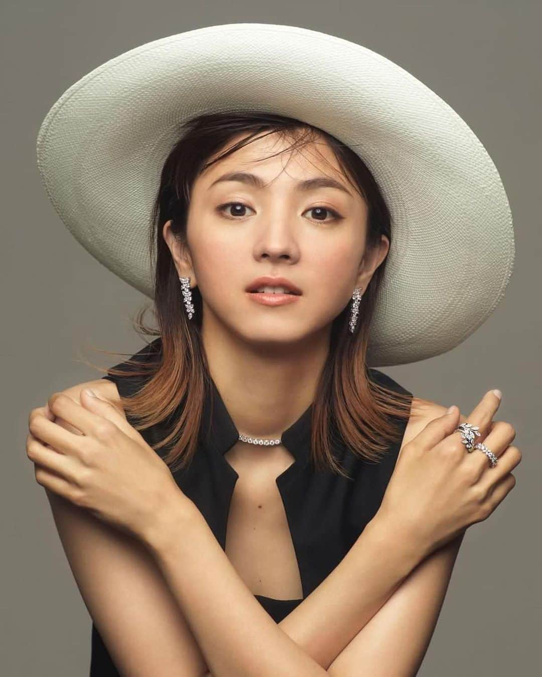 MICHIRUさんのインスタグラム写真 - (MICHIRUInstagram)「. My new work for VERY NAVY X Tiffany　 @verynavy_official  @tiffanyandco  何もしなくても、作り込んでもそれを自分という器を通してしなやかに表現するひかりさん✨ いつも自然体で美しい女性。 Tiffanyの洗練された輝きは身に着ける人をさらに輝かせてくれる魔法の様なもの。 シンプルさの中にこそ美は宿リます💫  Model @hikarimitsushima Photographer @kazuki_nagayama Stylist @misaking77 Hair @hairtetsu Make @barbiemichiru Editor @sakuraimick  #満島ひかり #verynavy #tiffany #makeupbymichiru」5月12日 0時29分 - barbiemichiru