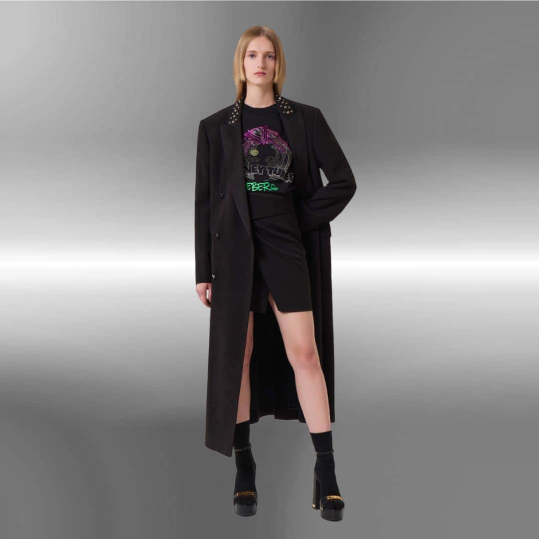 アイスバーグのインスタグラム：「Rock the season with ICEBERG Spring Summer 2023 collection. This t-shirt features a multicoloured micro rhinestone stud 'Looney Tunes' motif  for an eye-catching and lively design and update to your outfit.  Find out more in store and at iceberg.com  #iceberg1974 #iceberg #ss23 #looneytunes #looneytunescollection」