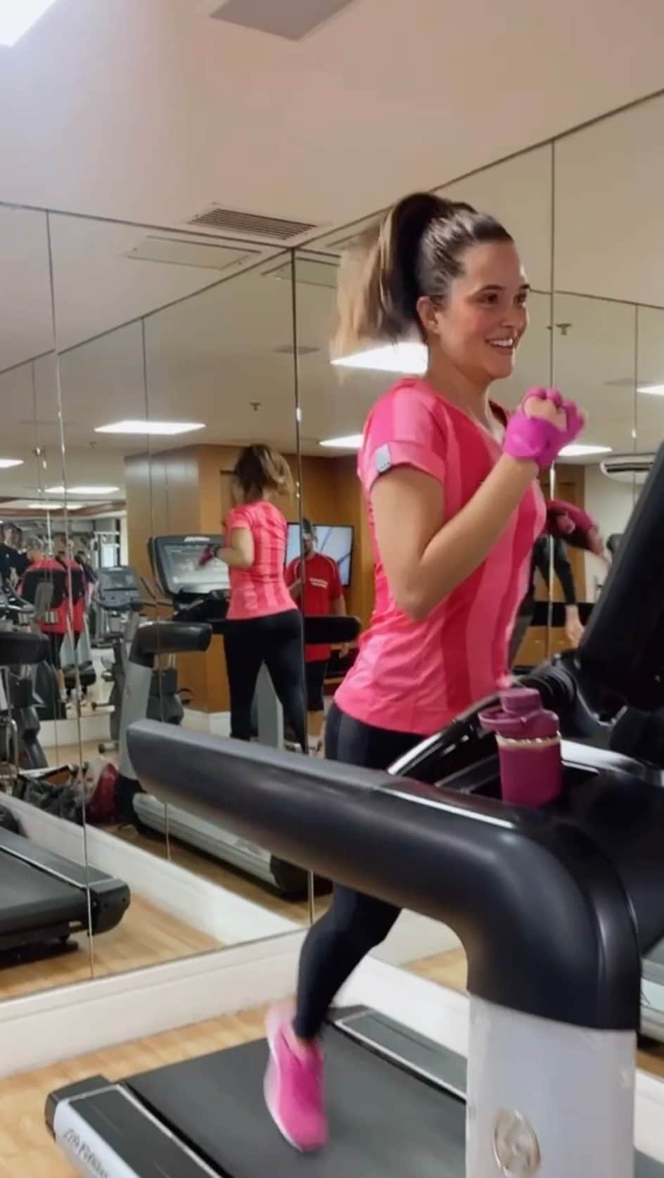 ジュリアナパイヴァのインスタグラム：「Treino de hoje foi embalado no por ela, é claro! 💪🏼❤️🎇✨💫 #QueroMaisSaúde #EuVouÉCuidarMaisDeMim @ritalee_oficial @eduardomelopersonal」