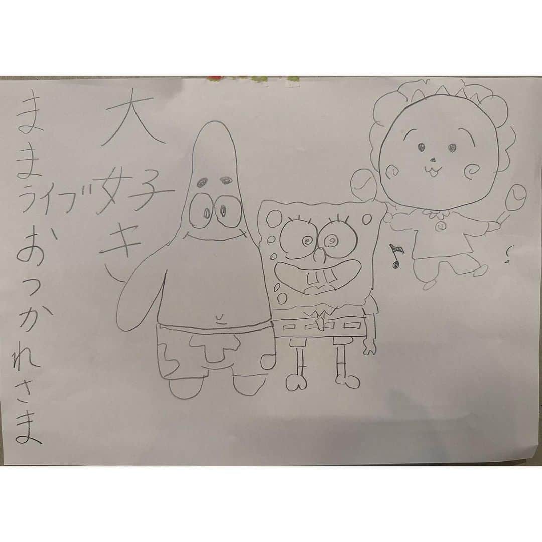 木村カエラのインスタグラム：「家に帰ったら玄関に。 にゅにゅにゅにゅにゅーーーーー。 かわいい。癒されたぁ🥰 わたしの大好きなキャラクターだらけ。  でもママは、LIVE後メイクを落としてる途中の顔が凄すぎて、こんなことになってたよ。(2枚目)  #ハードマム」