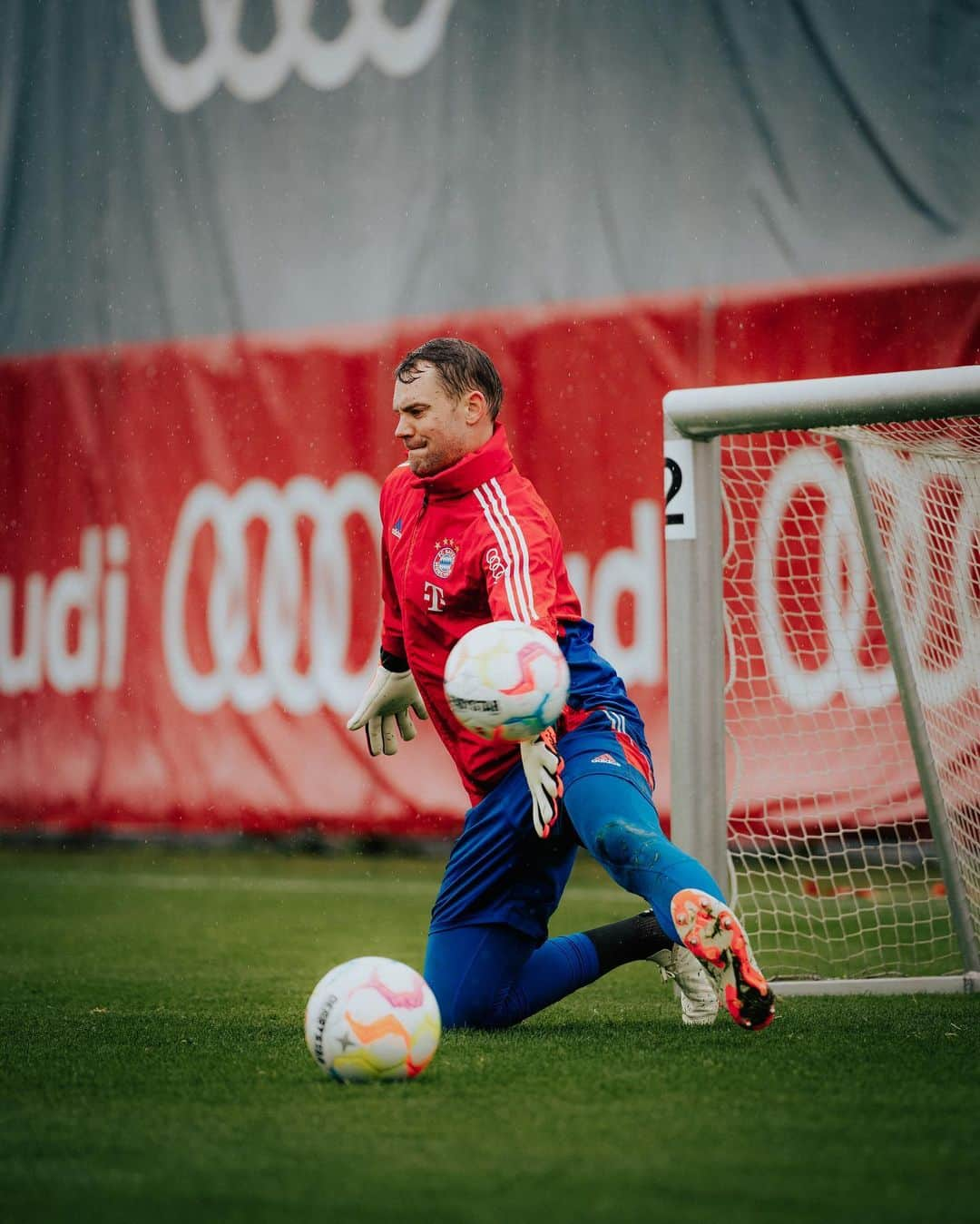 マヌエル・ノイアーさんのインスタグラム写真 - (マヌエル・ノイアーInstagram)「Guess who‘s back on the (training) pitch! 😉🧤  #fcbayern #bundesliga」5月12日 0時37分 - manuelneuer