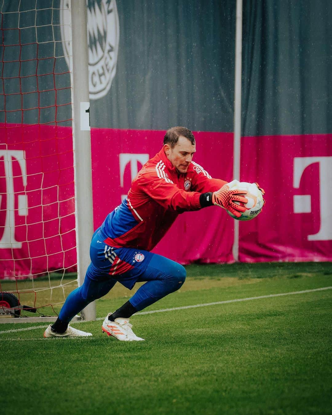 のインスタグラム：「Guess who‘s back on the (training) pitch! 😉🧤  #fcbayern #bundesliga」