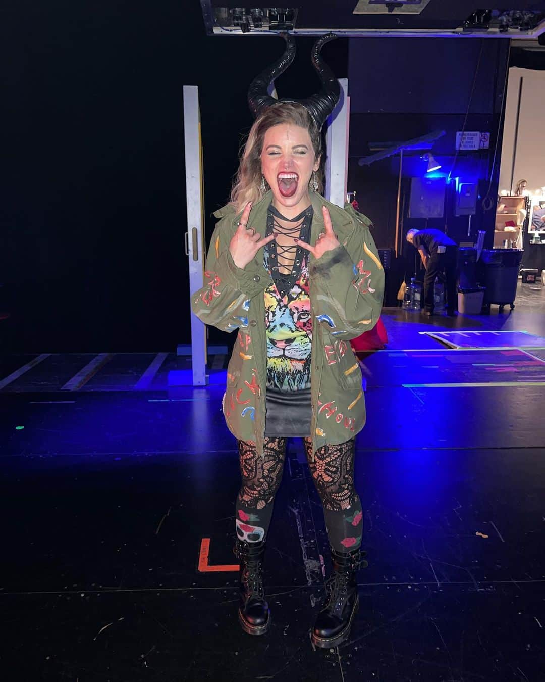 リンジー・ピアースのインスタグラム：「Mean Girls. Okay, I’m ready.  One post isn’t enough so I’ll very likely roll out many a memory as they come/as I scroll through the videos and photos of the past year.  1) a final Halloween (note my red nose, I was blowing my face clean every two minutes because tearssss)  2) there was a hug that @noahblessings and I shared during Stupid With Love (Reprise) that I will remember for the rest of my life.  3) cherub 🥹 @e.j.huffman  4) W-H-O-R-  5) sobbing is in (thank you @haleykeizur for this video 🥹)  6) moments before we started the final show. Eric and I were taking pictures and I put my arms around him, closed my eyes and inhaled. Will also be remembering this for the rest of my life.  7) honestly this is just 100% @jasmine_amy_r and also tour  8) two introverts step into a quiet elevator after a very rowdy closing party  9) I cannot find these doc martens for sale anywhere, in this style and color (my size or under $200), and I will miss them for the rest of my days 😭  10) fin 🙏🏻💗 (ty @meg.knorp ✨)」
