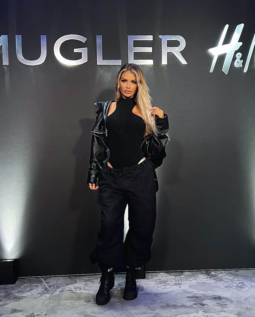 クロエ・シムズのインスタグラム：「MUGLER X H&M . Attended the pre sale of @muglerofficial x @hm last night such a cool event & was so lucky to shop the collection first as it sold out sooooo fast! Thank you for inviting me 🖤」